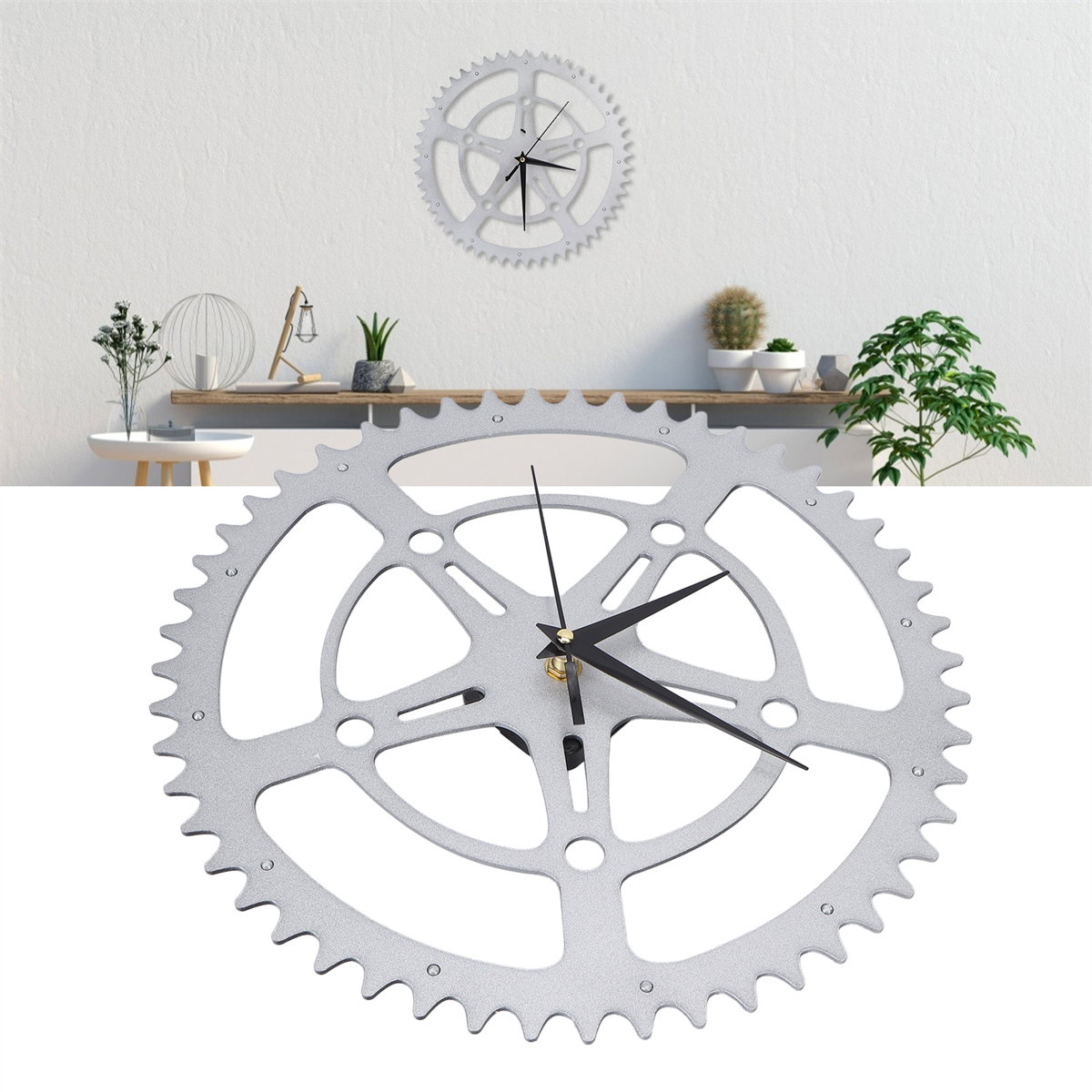 Metallzahnraduhr an weißer Wand. Eine weitere Uhr unten, weißer Hintergrund.