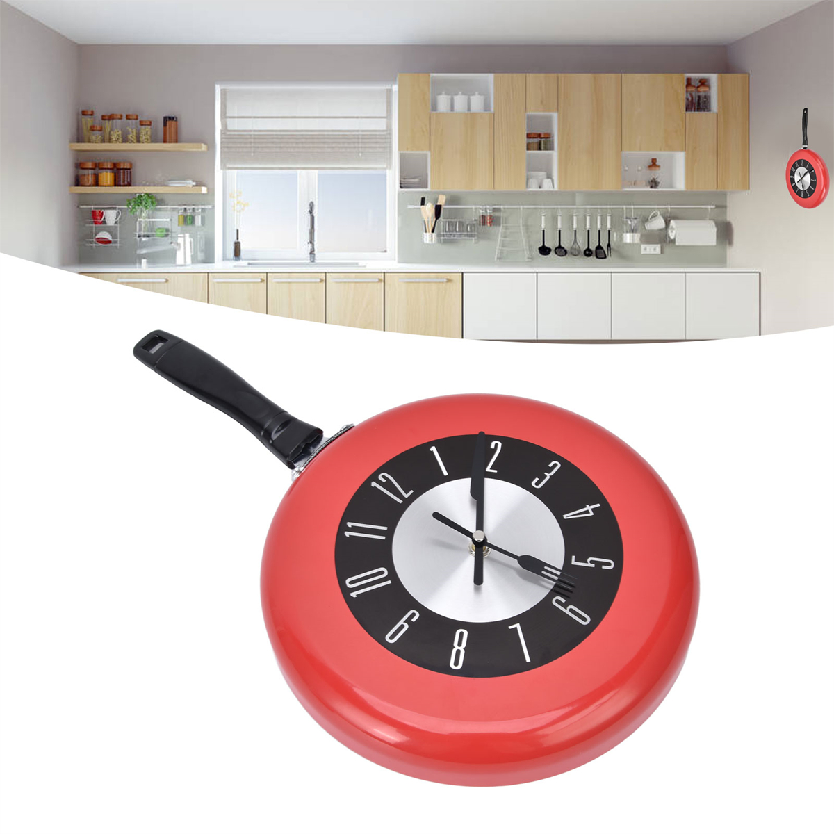 Eine rote Bratpfannen-Wanduhr mit schwarzen Zahlen und Gabel und Messer als Zeiger.