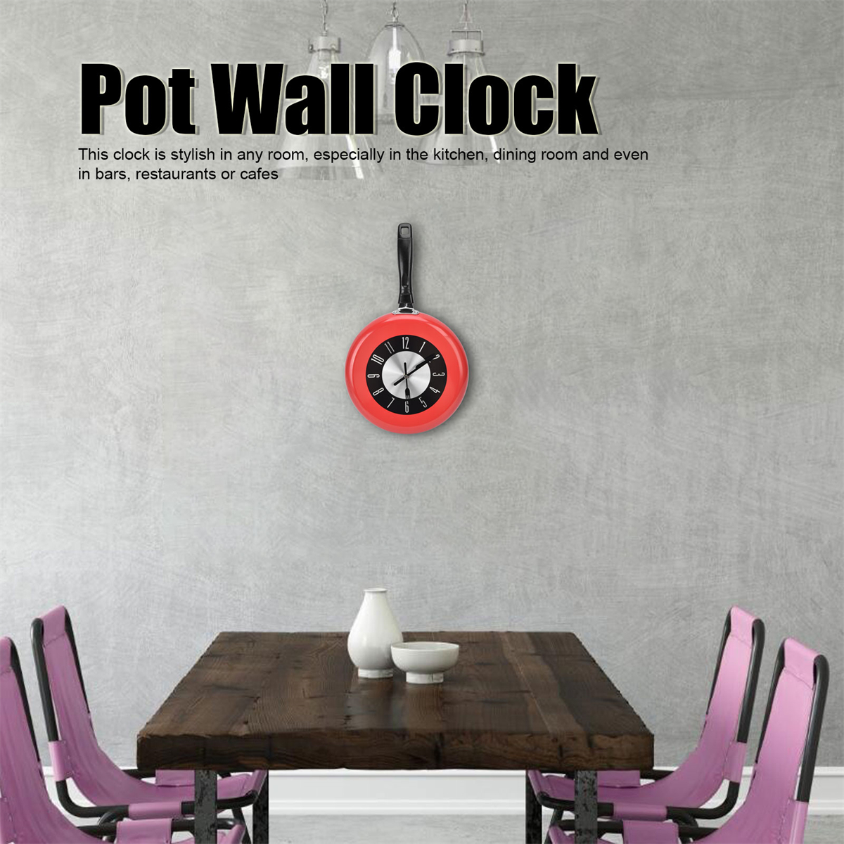 Eine rote, pfannenförmige Wanduhr hängt über einem Holztisch im Esszimmer.