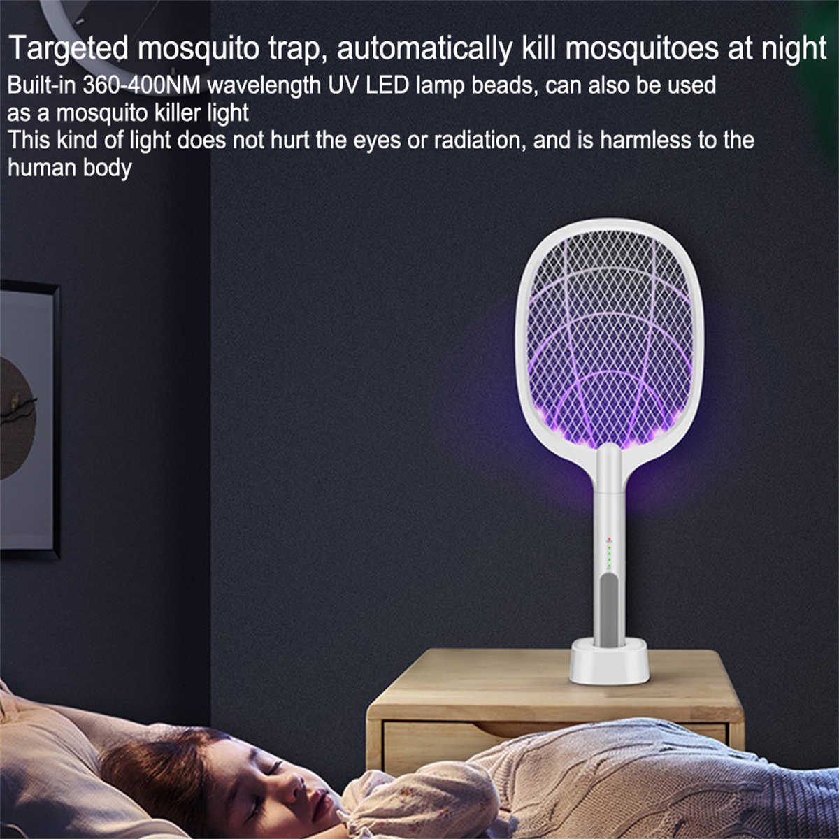 Elektrischer Mückenschläger leuchtet violett. Es ist auf einem Nachttisch.