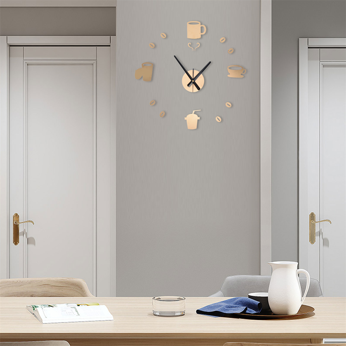Wanduhr aus Kaffeetassen und -bohnen. Die Zeiger und die Mitte sind goldfarben.