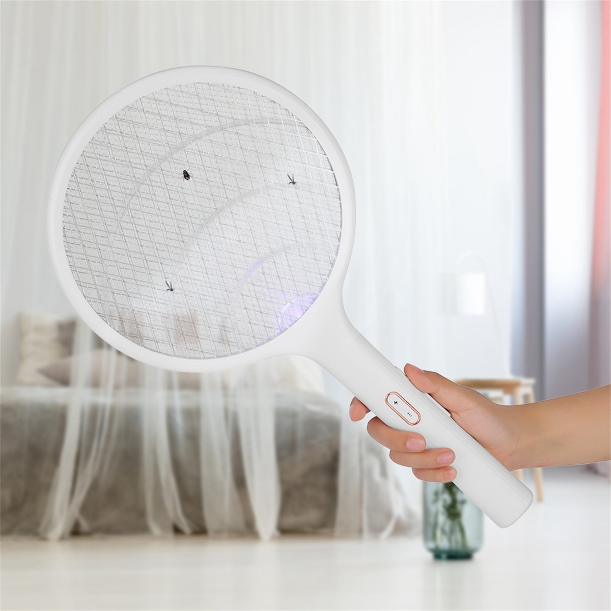 Elektrischer Mückenschläger mit Insekten im Hintergrund.