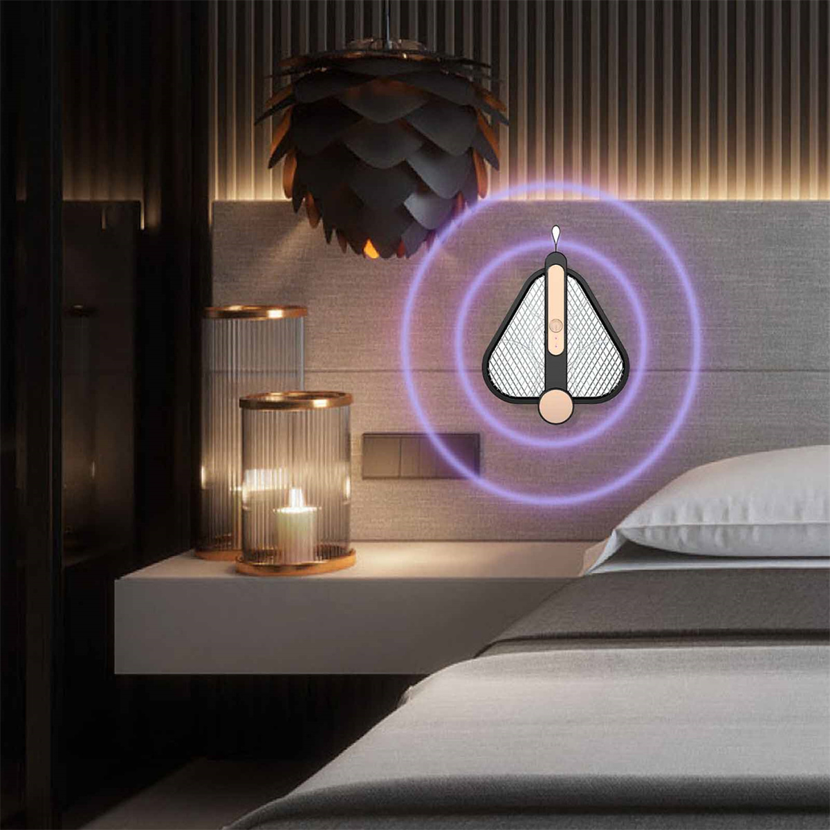 Schlafzimmer mit dekorativer Lampe, Bett und Moskitorepellent.