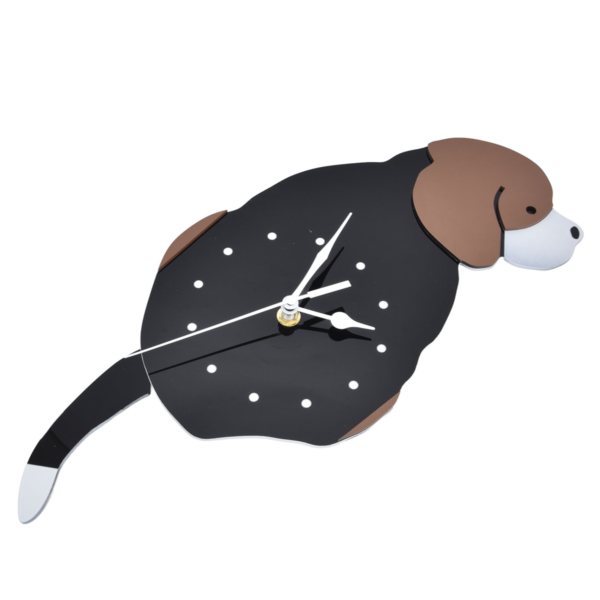 Eine hundeförmige Uhr mit schwarzem Körper und braunem Kopf. Weißer Hintergrund.