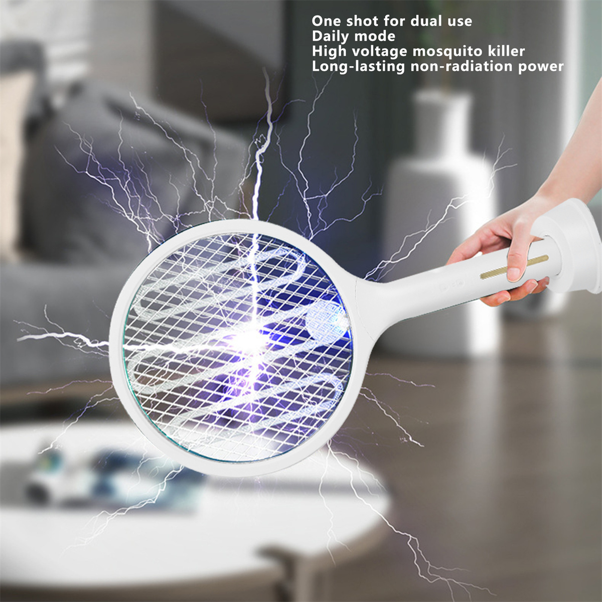 Eine Hand, die einen Mückenvernichtungsschläger mit Elektrizität hält.