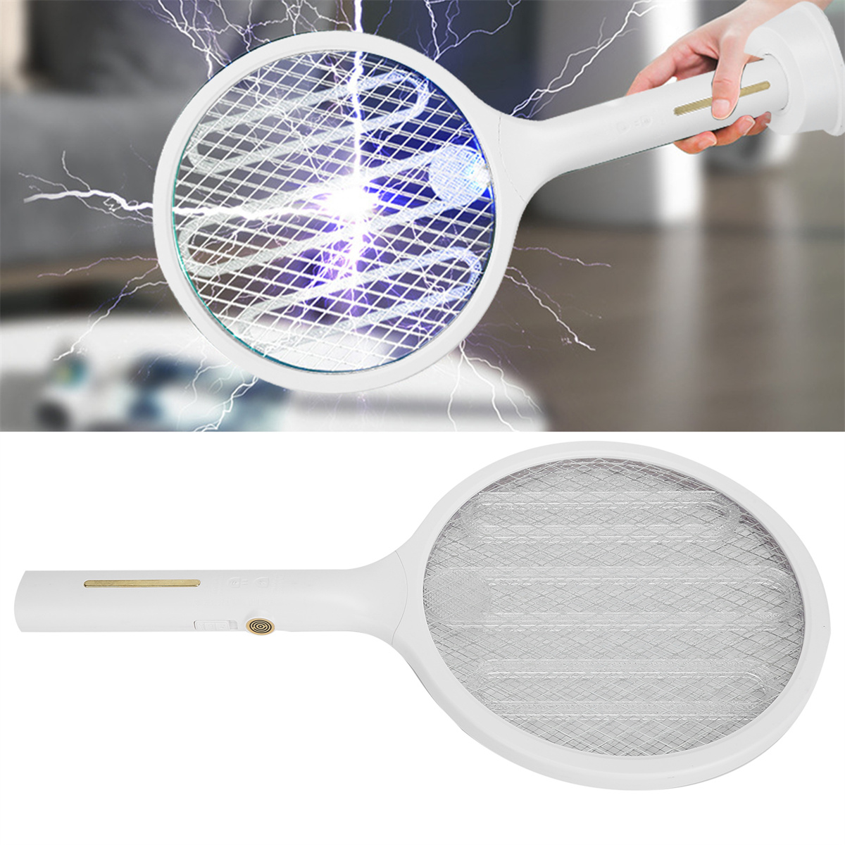 Ein weißer elektrischer Fliegenfänger. Eine Hand hält den Griff. Blitzeffekt ist sichtbar.