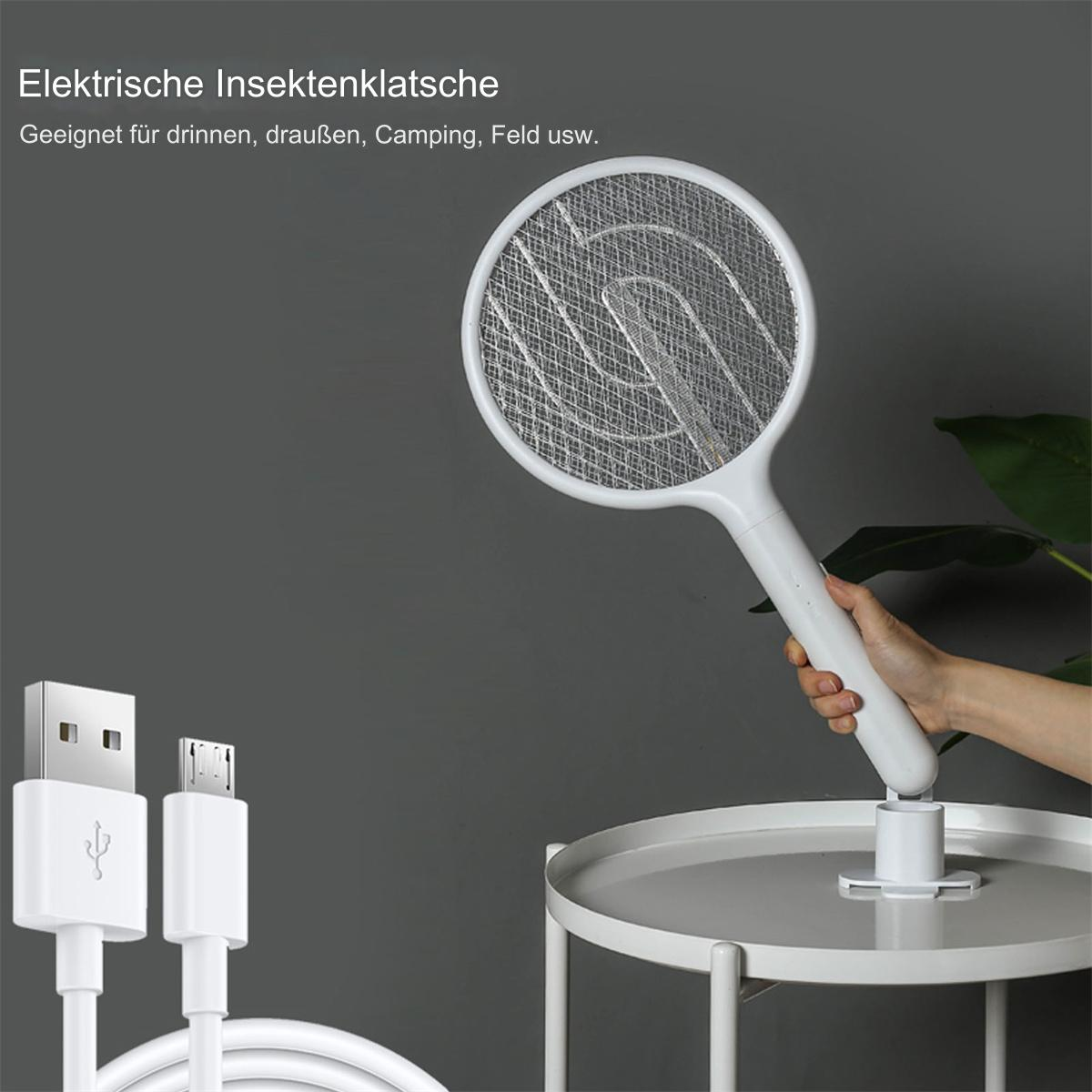 Eine weiße Insektenklatsche wird über einem kleinen Tisch gehalten, im Vordergrund USB-Kabel.