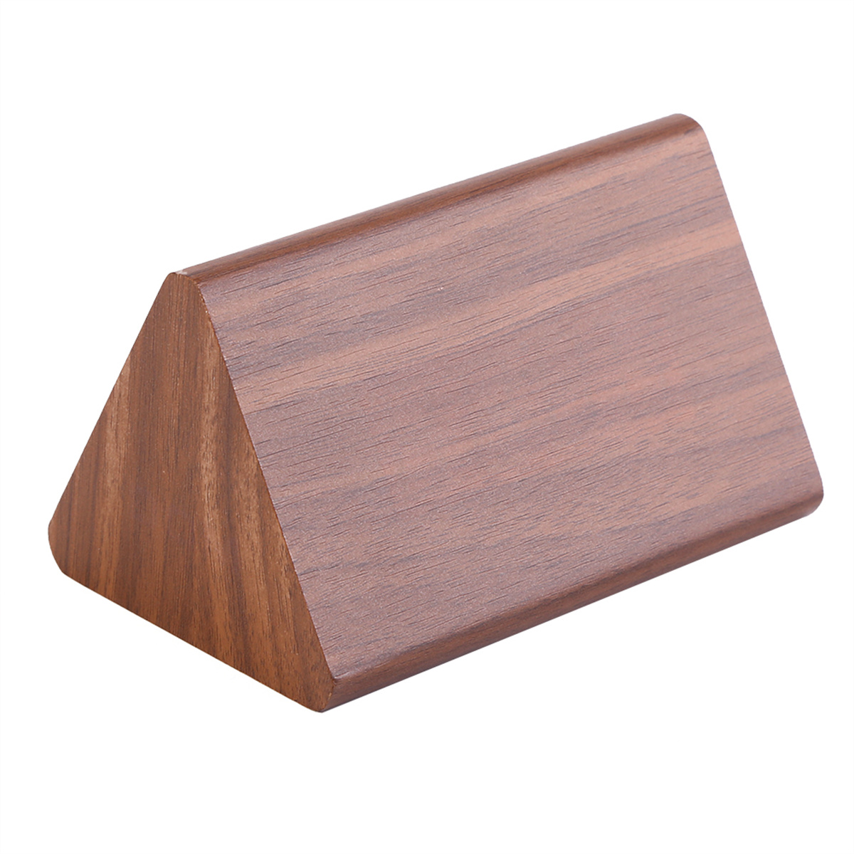 Ein dreieckiger Holzblock mit glatter Oberfläche und dunkelbrauner Farbe.