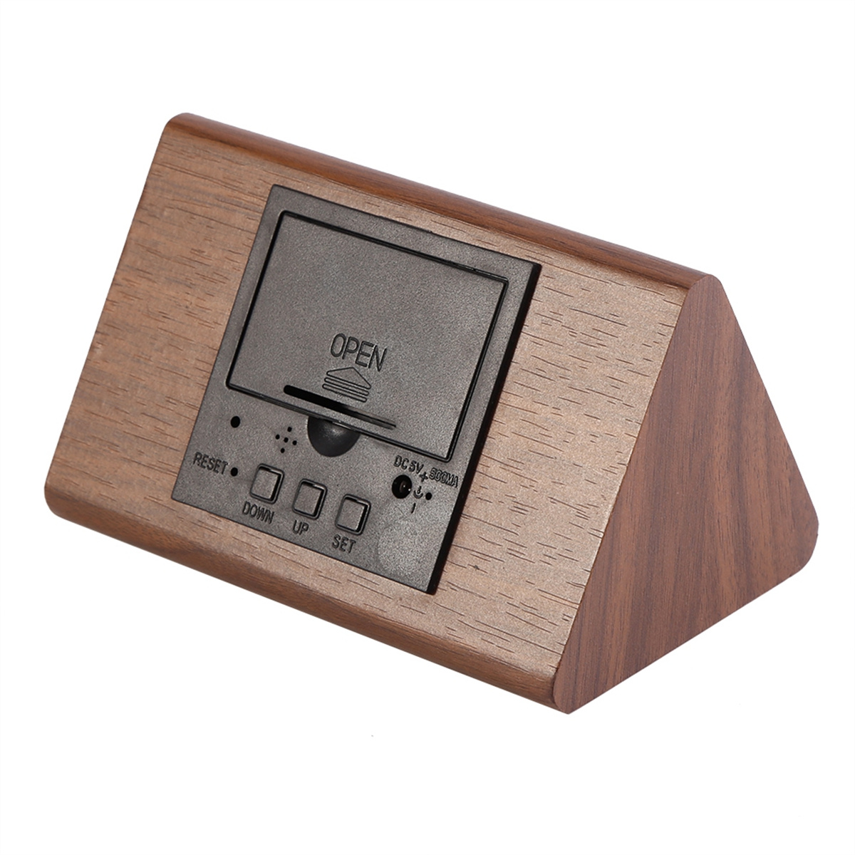 Eine holzfarbene, dreieckige Uhr mit schwarzem Display und Knöpfen.
