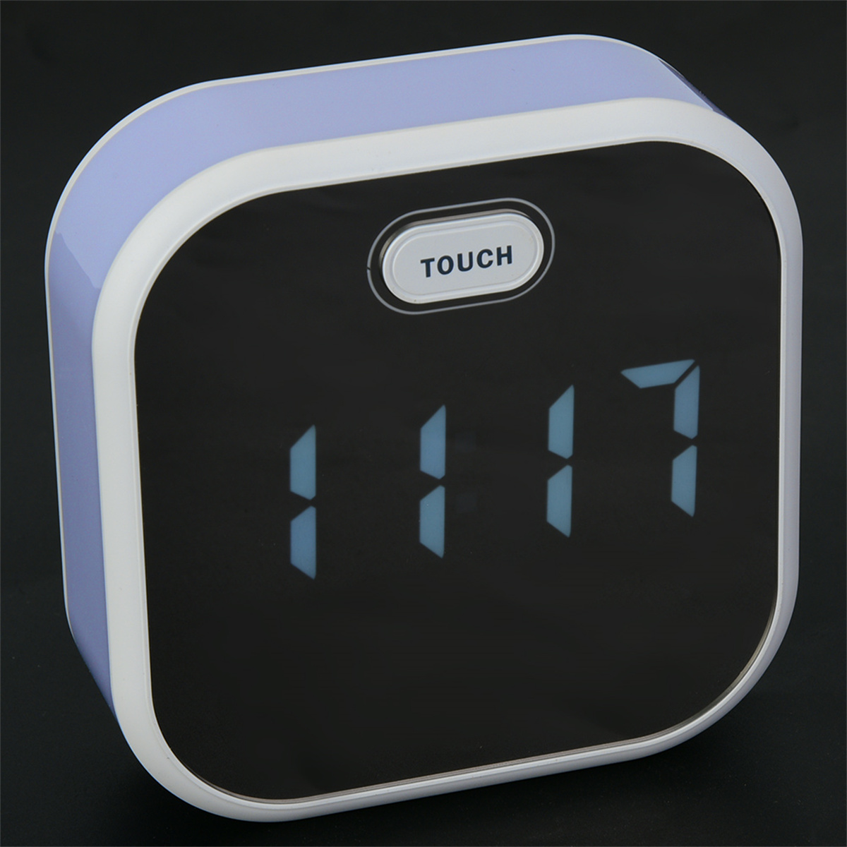 Digitaler Wecker mit der Anzeige 11:17. Er hat ein blaues Gehäuse und ein schwarzes Display.
