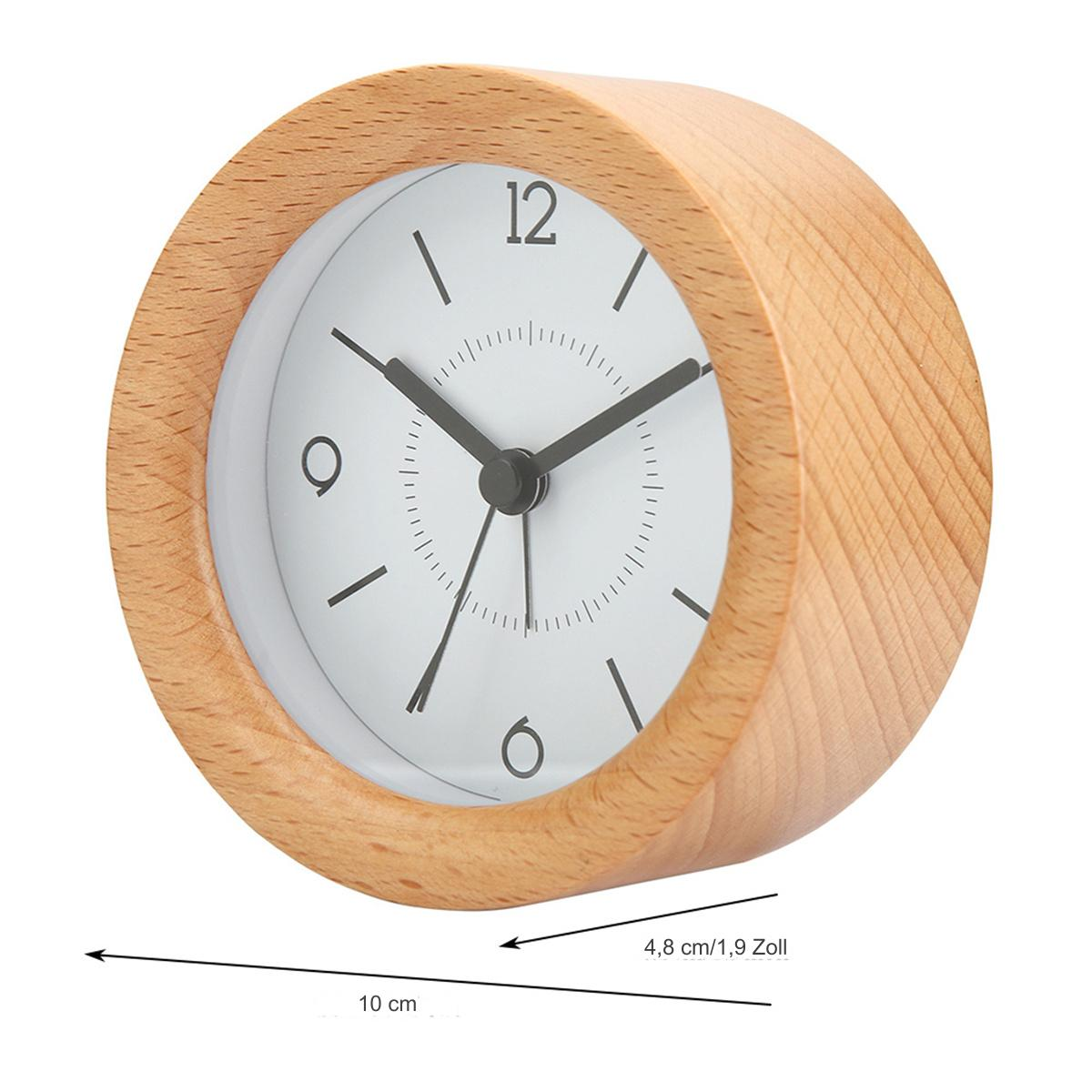 Wecker aus Holz. Er hat ein weißes Zifferblatt mit schwarzen Zahlen und Zeigern. Lineal zeigt Maße.