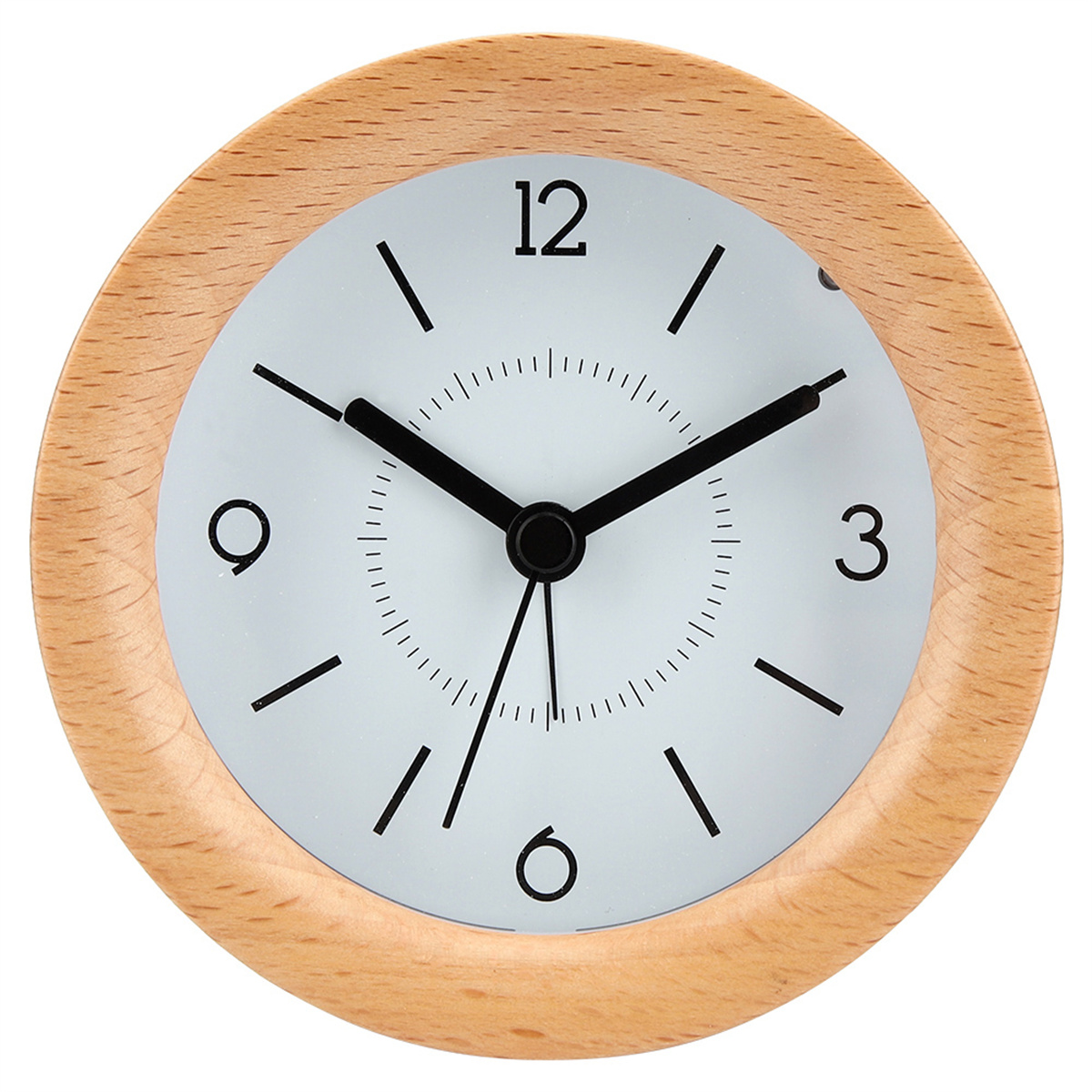 Runde Uhr mit Holzrahmen, hellem Zifferblatt, schwarzen Zeigern und Zahlen.
