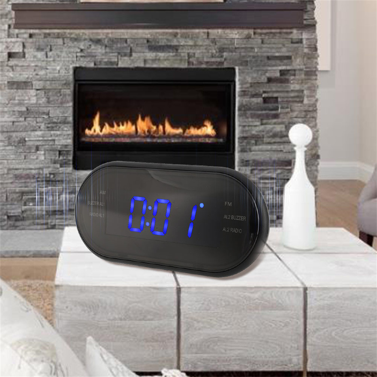 Ein schwarzer digitaler Wecker mit der Anzeige '0:01', platziert auf einem weißen Tisch vor einem Kamin.