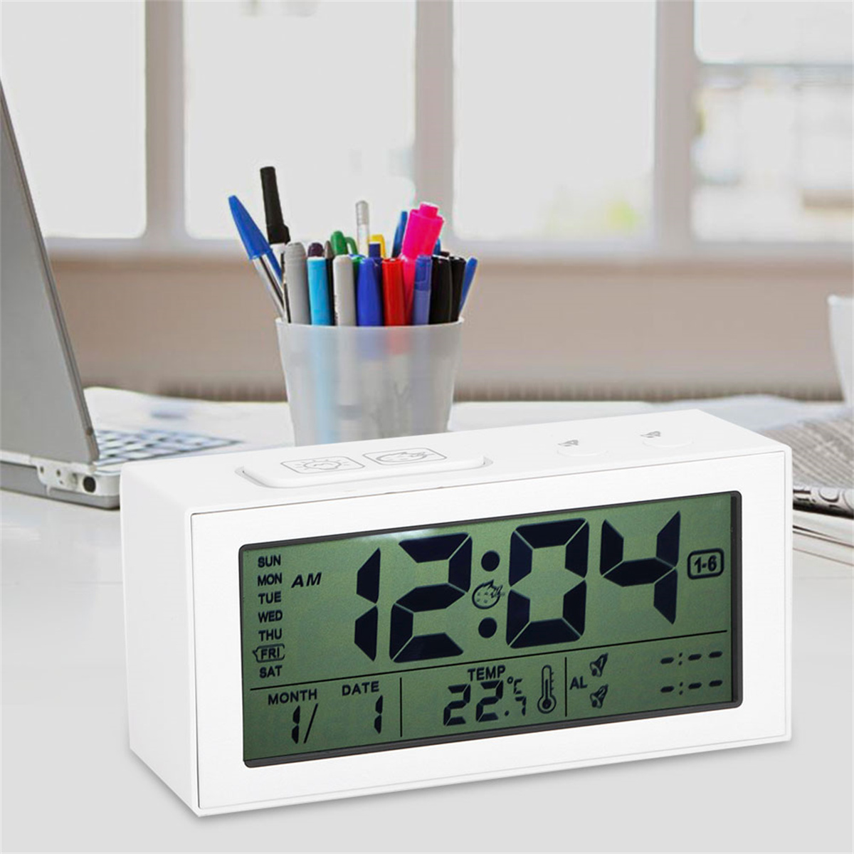 Wecker mit großem grünen Display. Zeigt Zeit, Datum und Temperatur an.