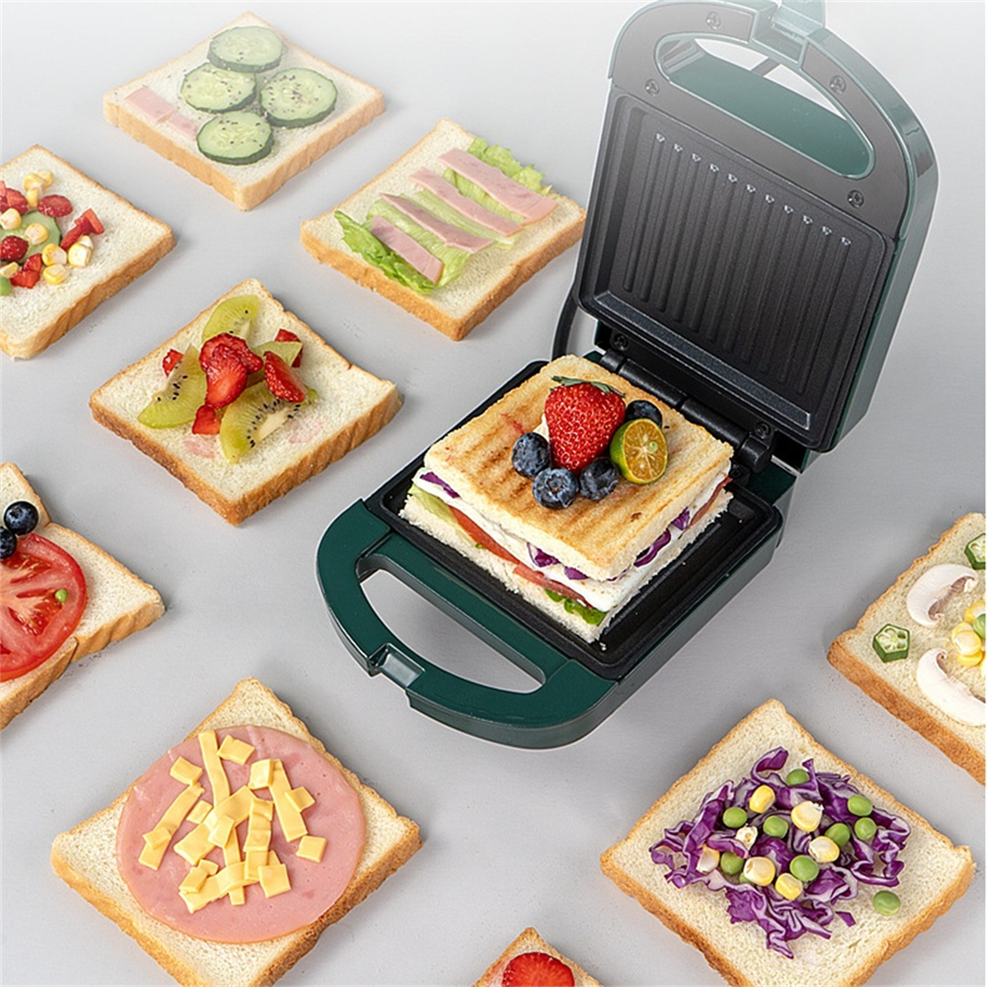 Ein Sandwichmaker mit verschiedenen Sandwich-Füllungen. Brotscheiben werden ebenfalls gezeigt.