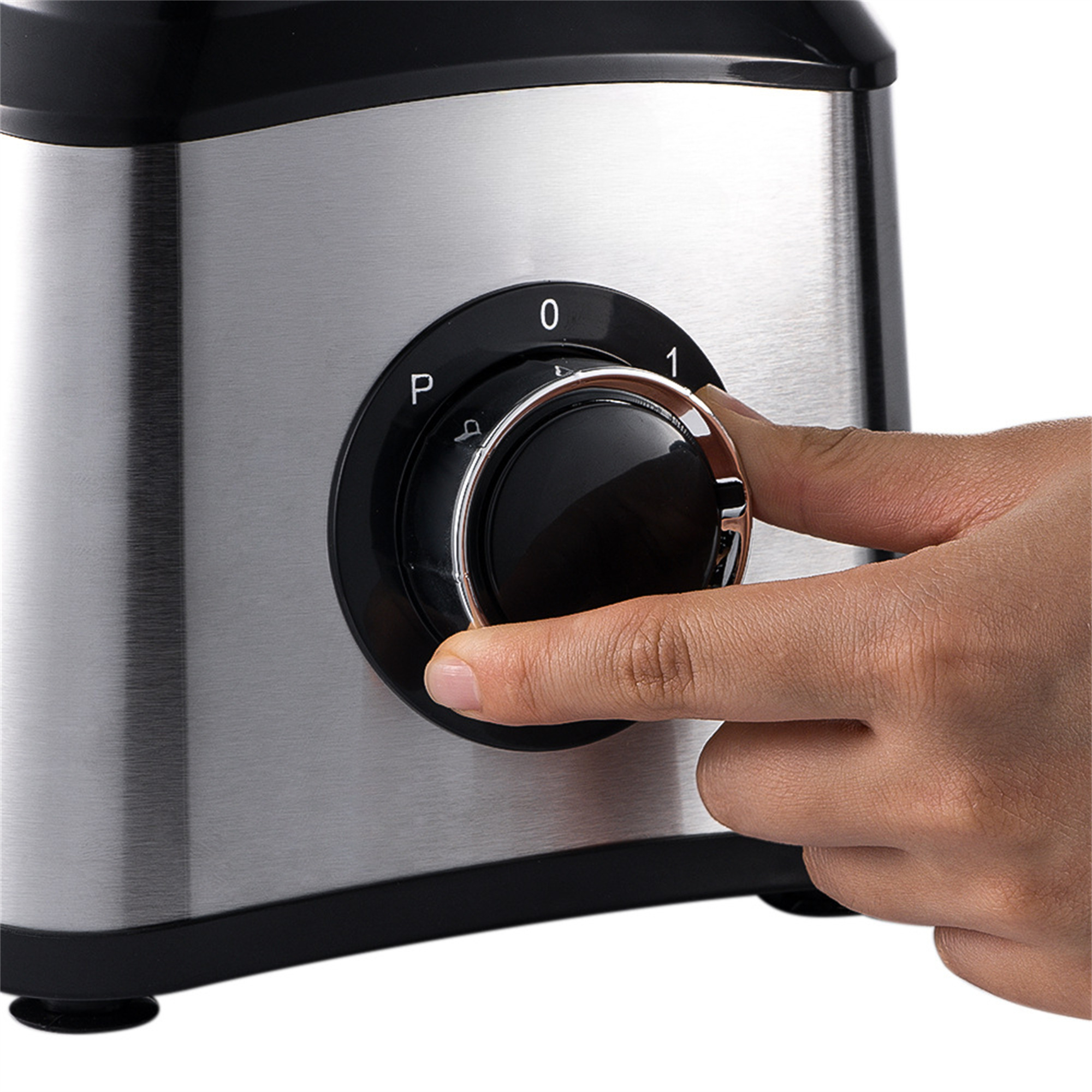 Hand dreht einen Blender-Drehregler von P auf 1. Der Mixer ist silberfarben mit einem schwarzen Zifferblatt.
