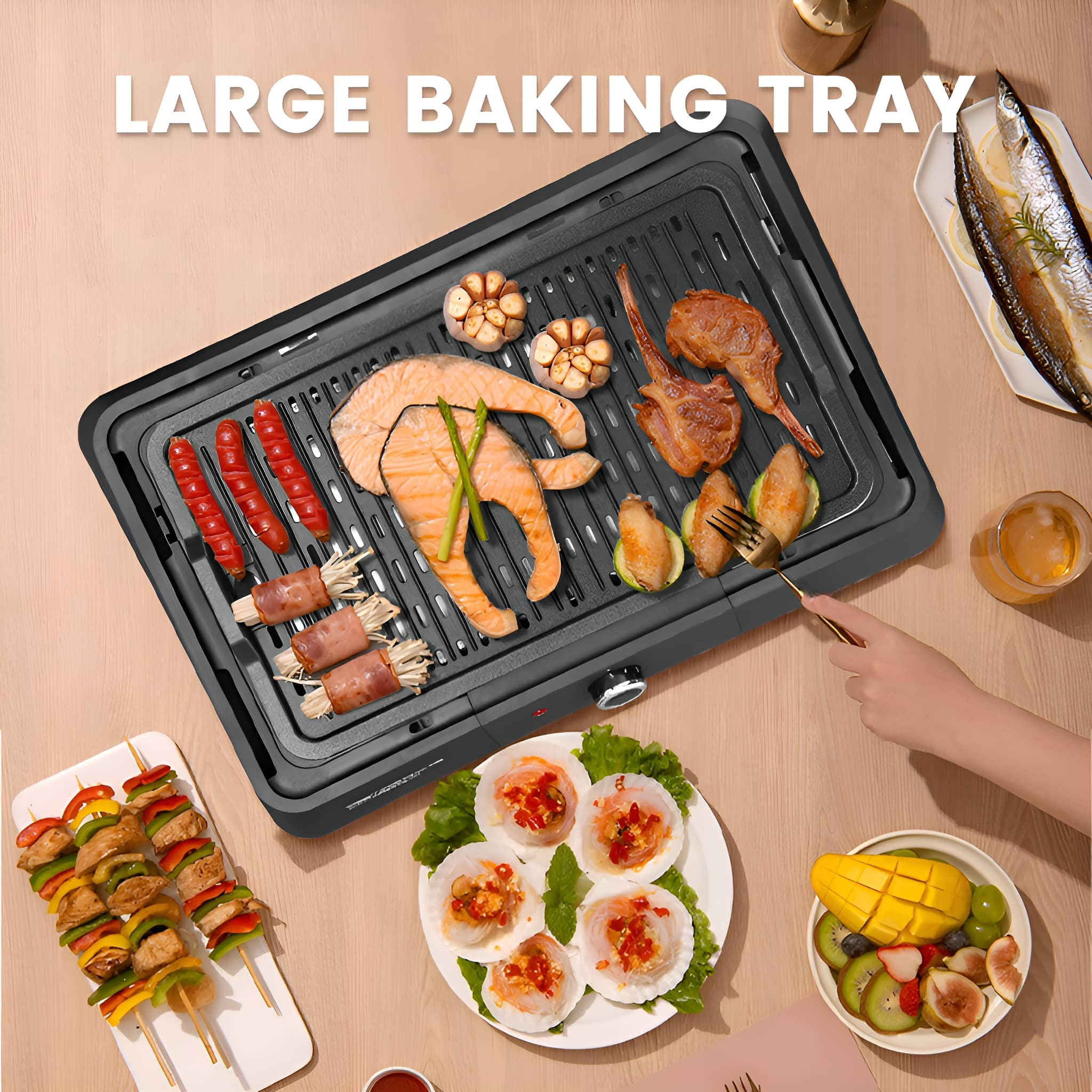 Essen auf einem Grill, darunter Lachs, Würstchen und Gemüse. Verschiedene Gerichte um den Grill herum. Text: GROSSES BACKBLECH.