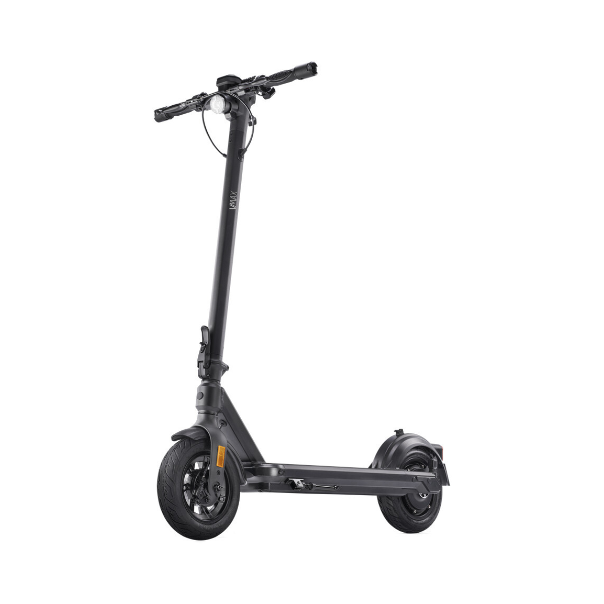 Schwarzer Elektroroller auf weißem Hintergrund. Er hat einen schwarzen Lenker und ein schwarzes Deck.