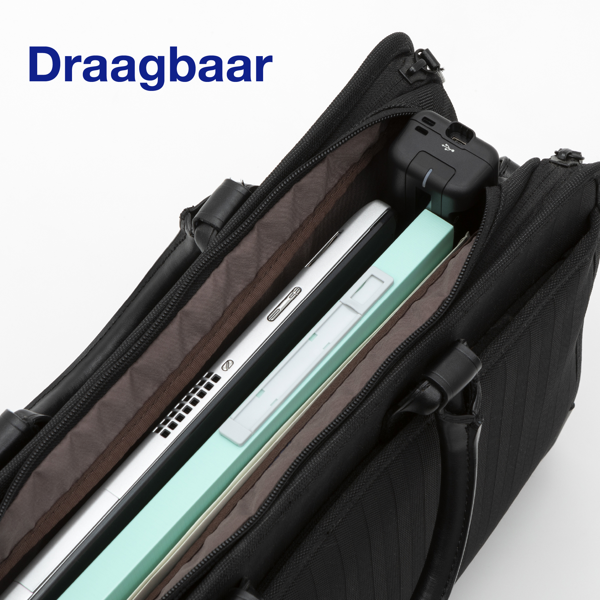 Otwarta czarna teczka z laptopem, papierami i małym urządzeniem w środku. Białe tło.