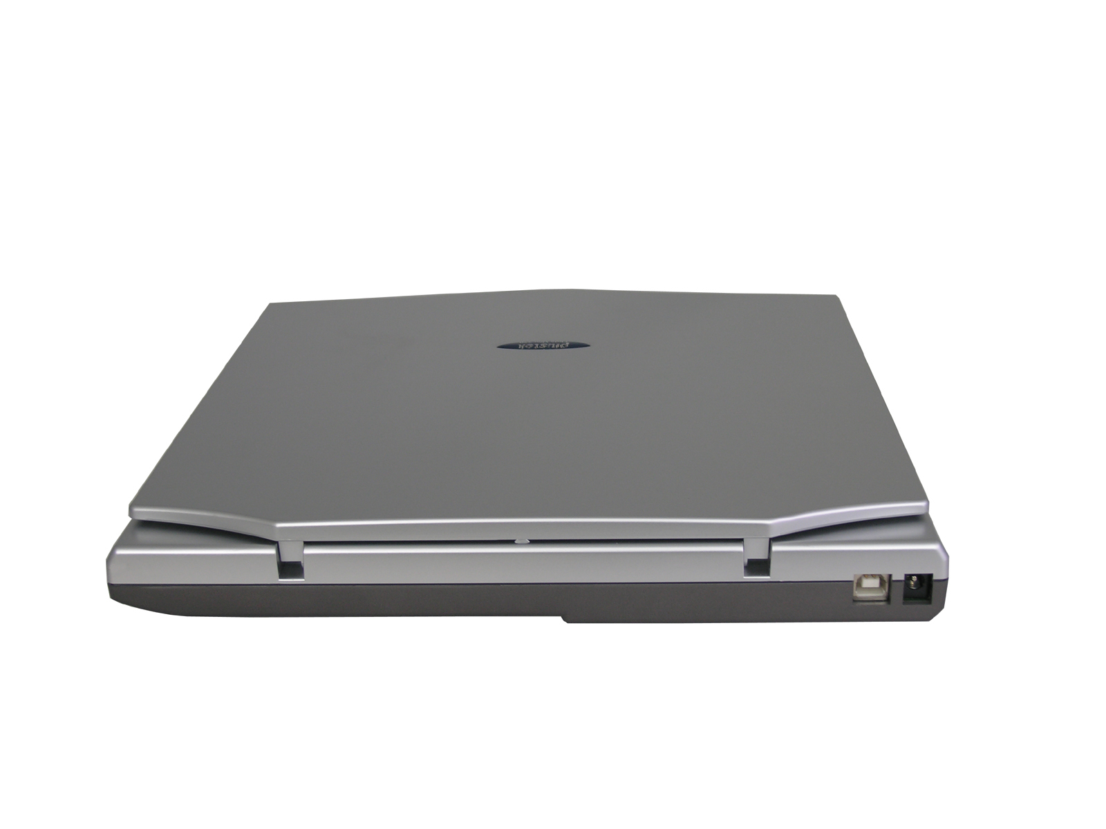 Srebrny skaner na białym tle. Skaner jest zamknięty, o płaskim, prostokątnym kształcie i porcie USB.