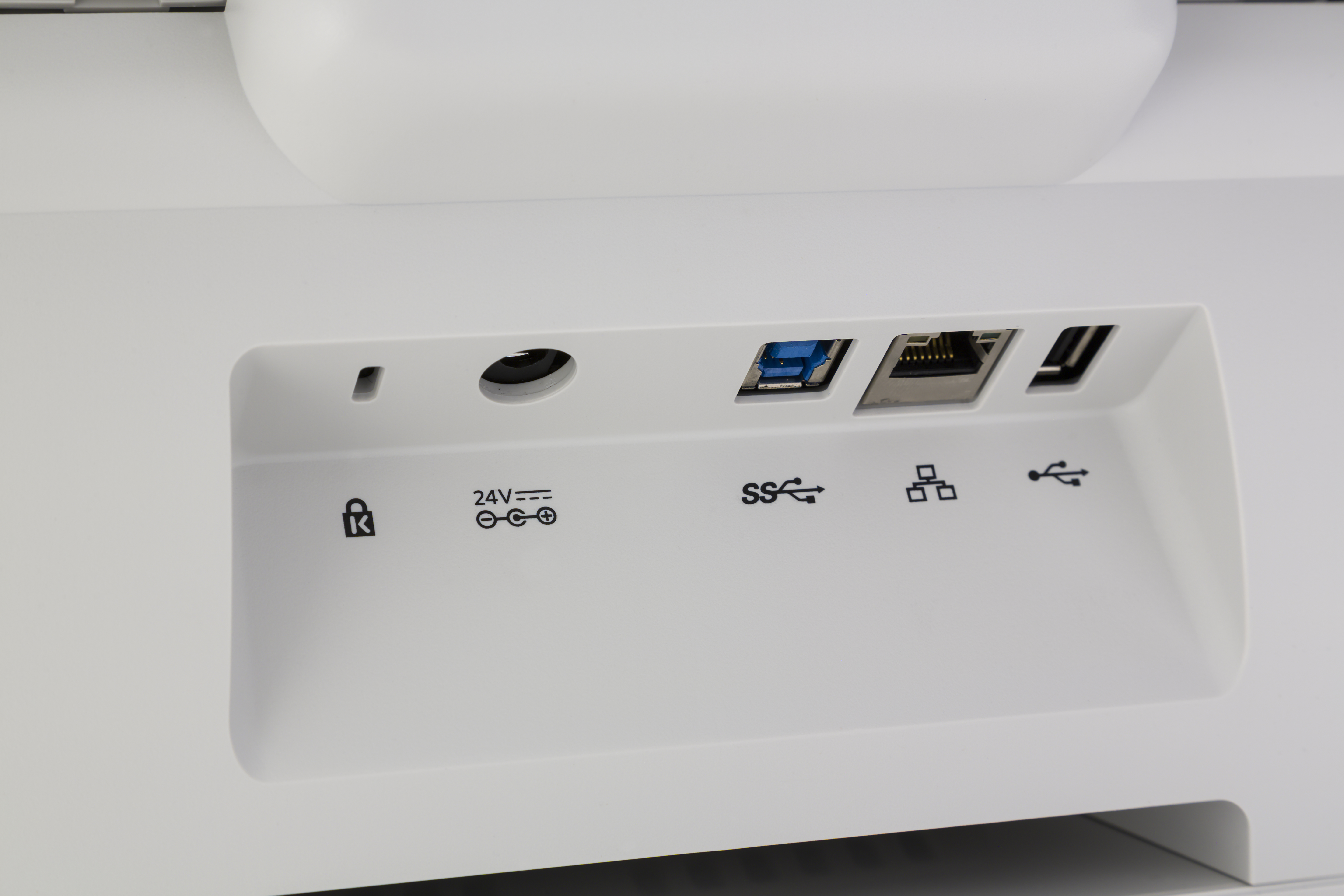 Panel tylny białego monitora z różnymi portami: USB, Ethernet i wejściami zasilania.