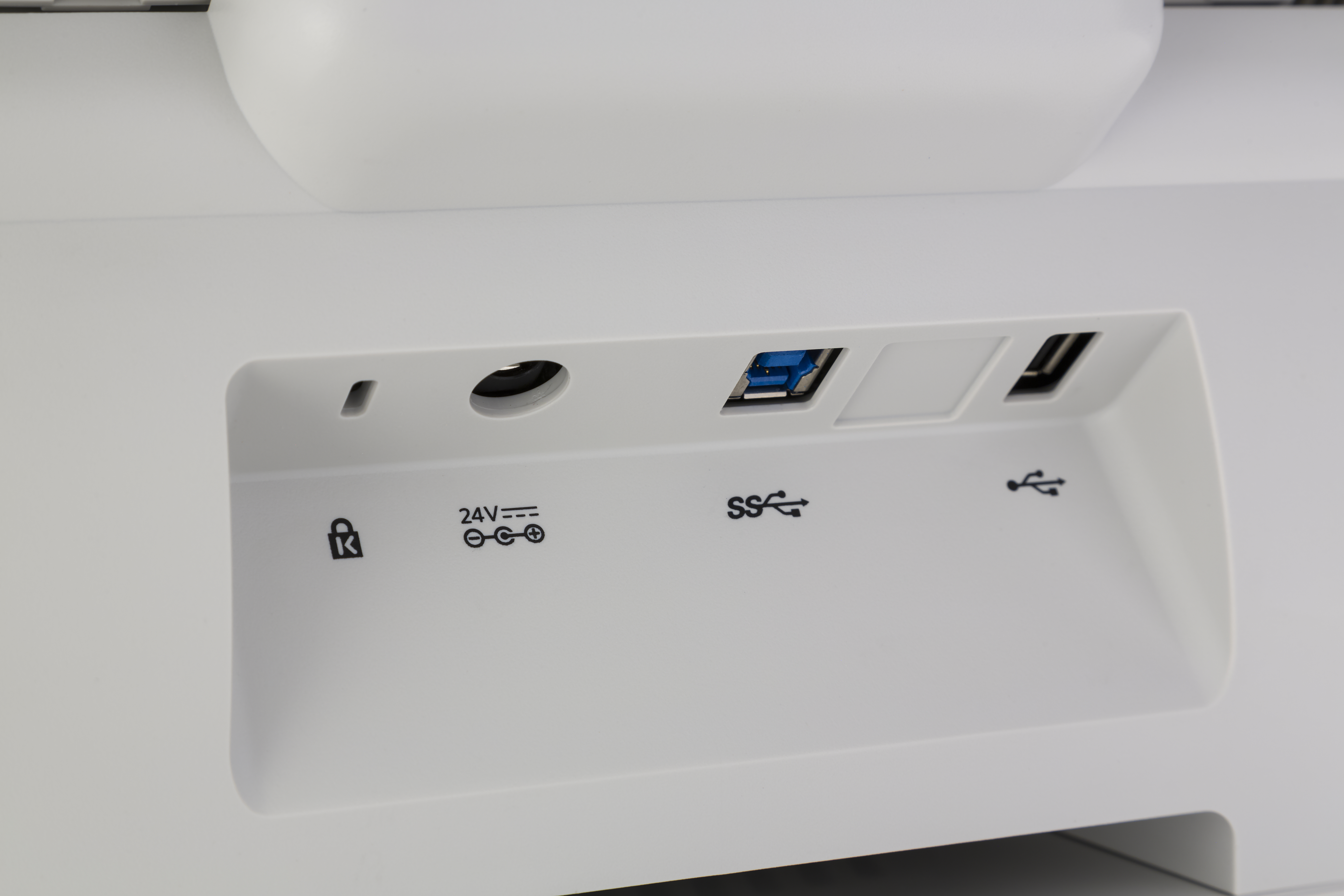 Zbliżenie tyłu białego monitora, widoczne porty.