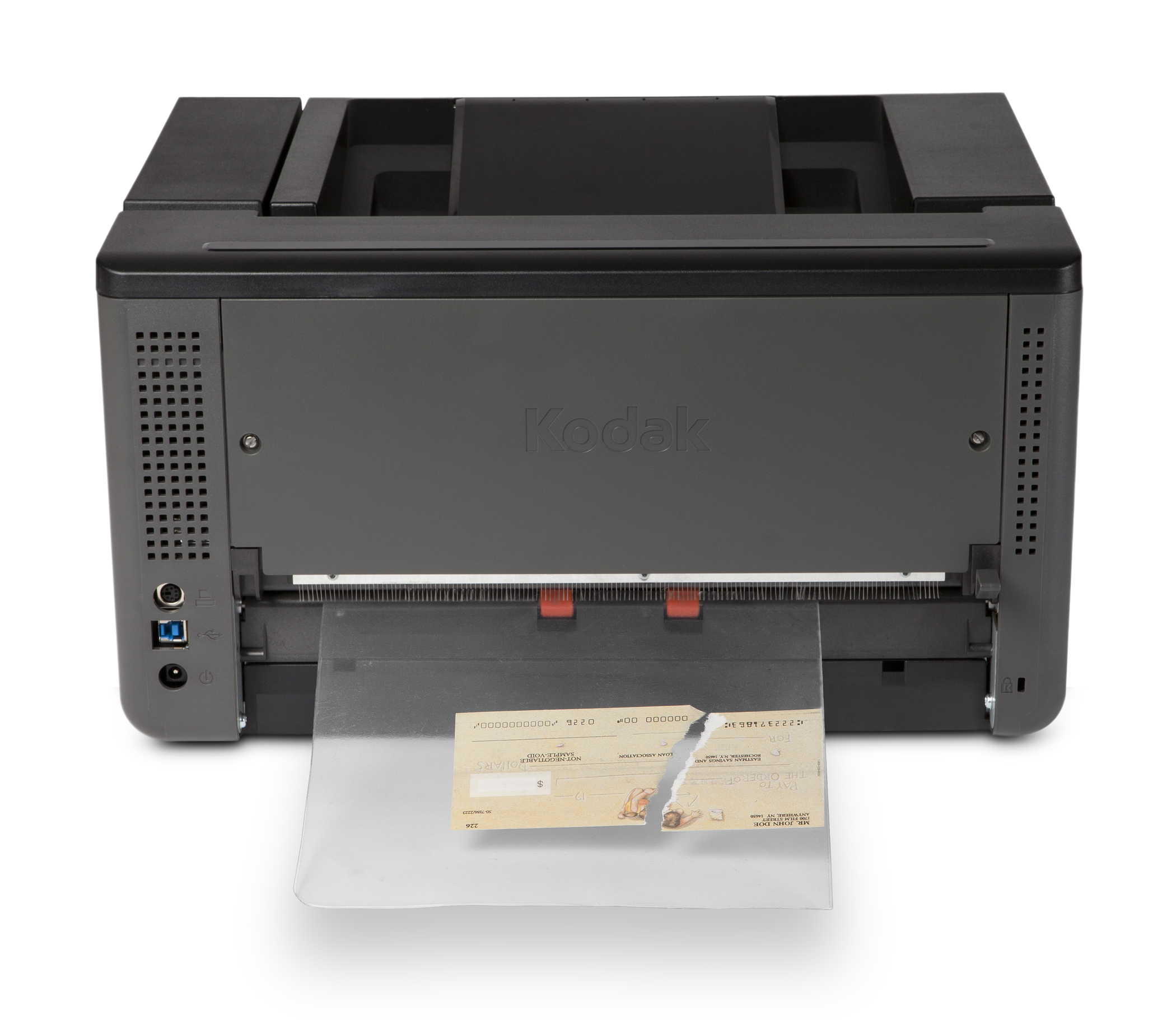 Uno scanner Kodak con un assegno in una custodia di plastica, isolato su bianco.