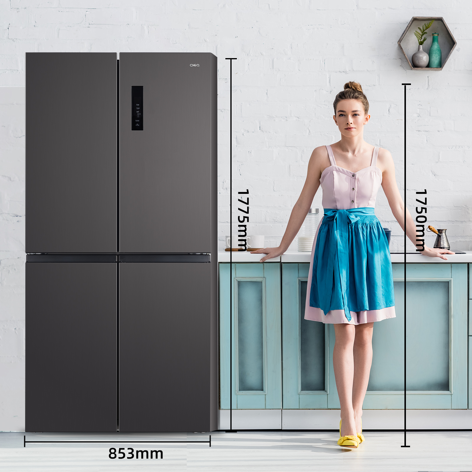 Donna accanto a un frigorifero nero, alto 1775mm e largo 853mm.