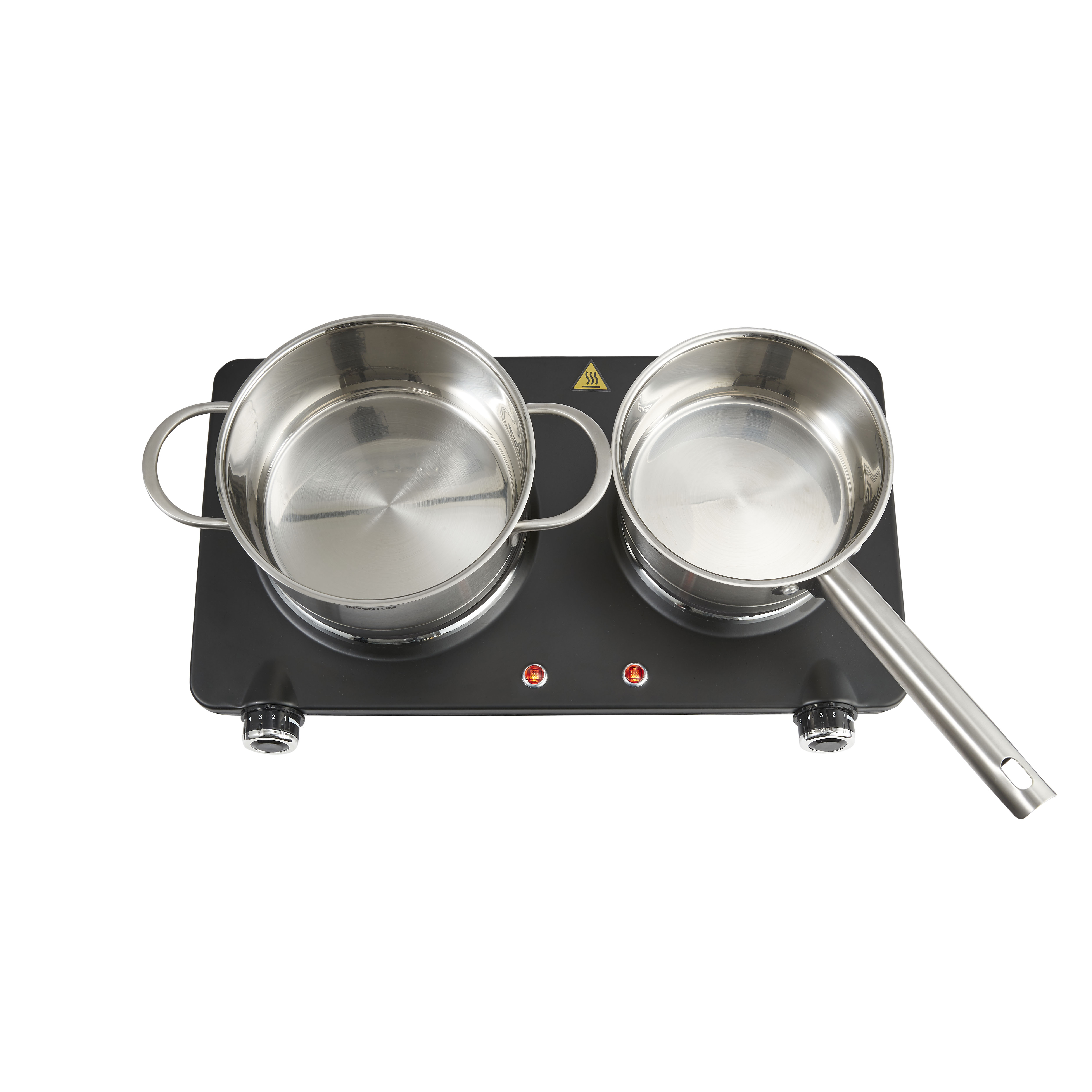 Deux casseroles en acier inoxydable sur une plaque chauffante noire. Boutons de contrôle de température visibles. Fond blanc.