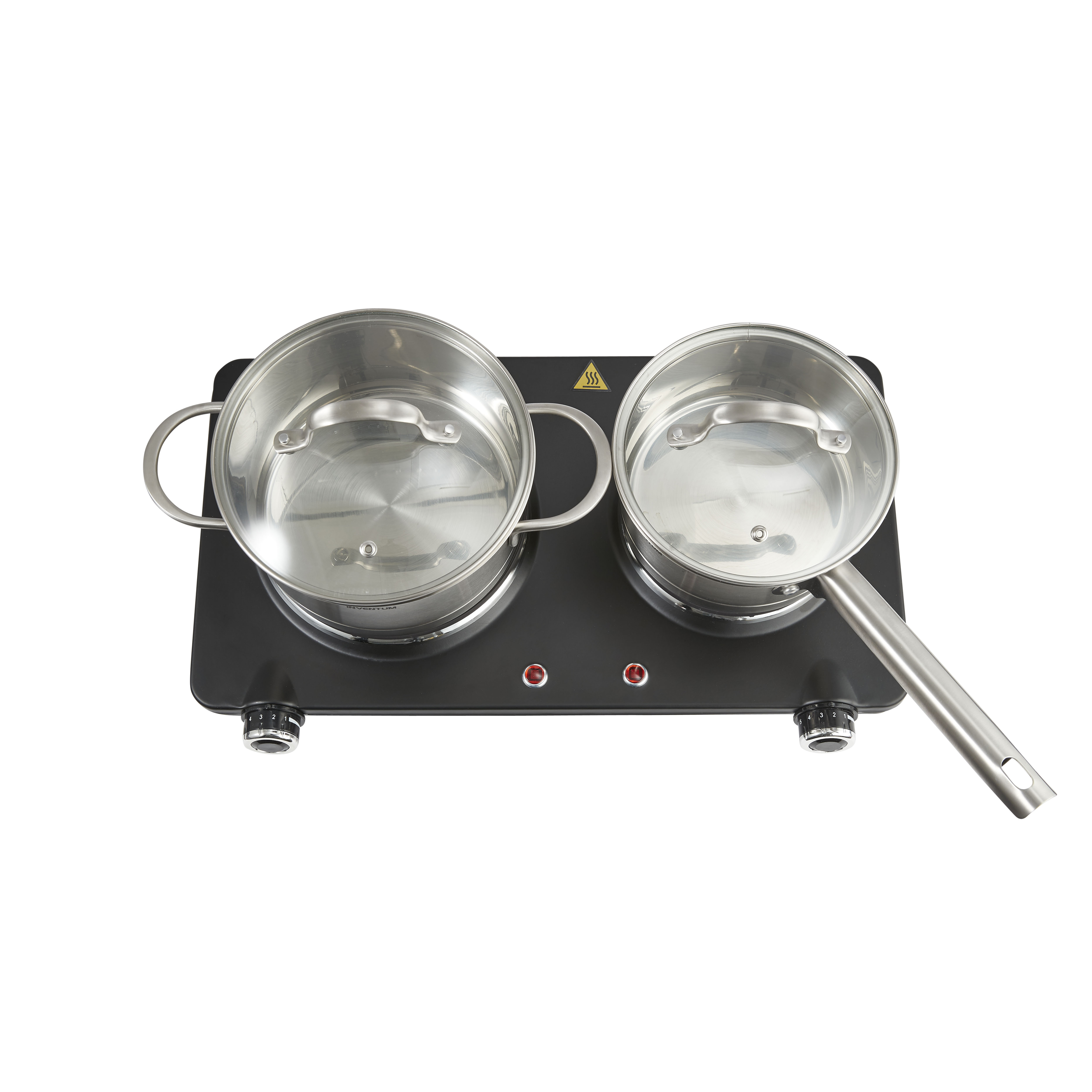 Plaque chauffante électrique avec deux casseroles. Surface noire, fond blanc.