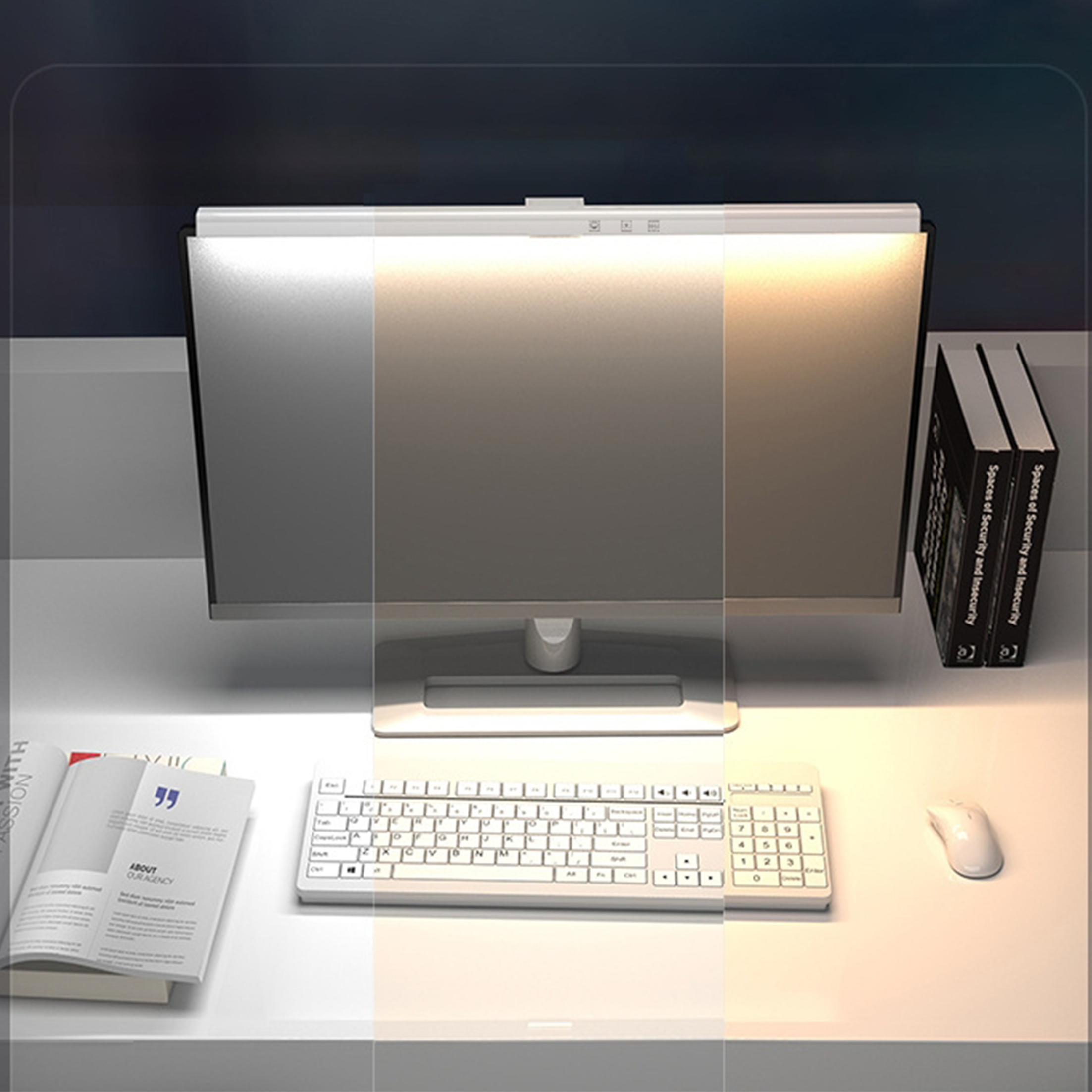 Ein Schreibtisch-Setup mit Monitor, Tastatur, Maus, Büchern und einer Schreibtischlampe. Die Beleuchtung ändert sich über den Monitor.
