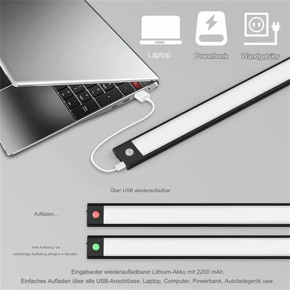 Ein Laptop, der mit einer USB-betriebenen Lichtleiste verbunden ist. Powerbank- und Wandladegerät-Symbole sind zu sehen.