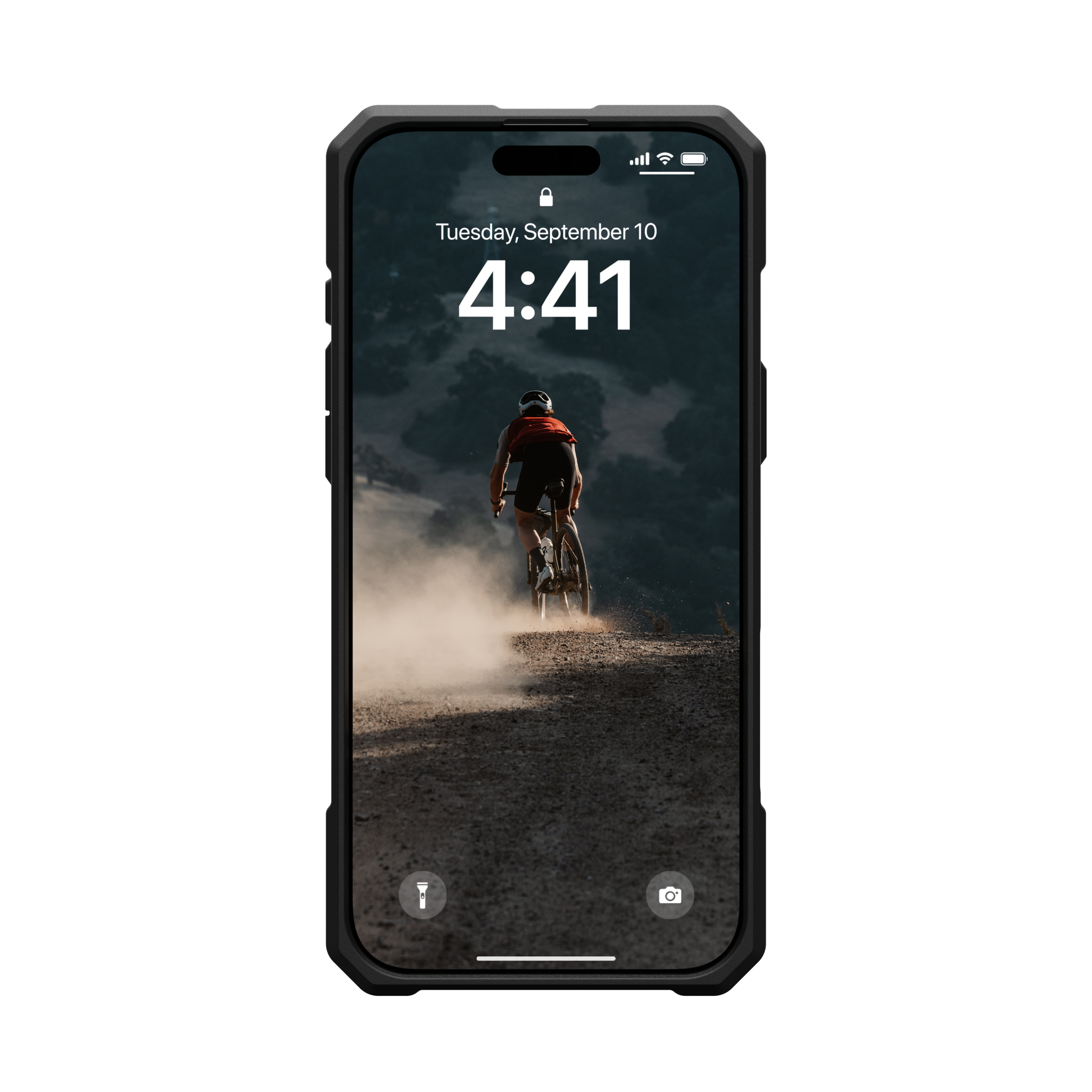 Ein Telefon, das einen Radfahrer auf einer unbefestigten Straße zeigt. Die Uhrzeit ist 4:41. Schwarzer Hintergrund.