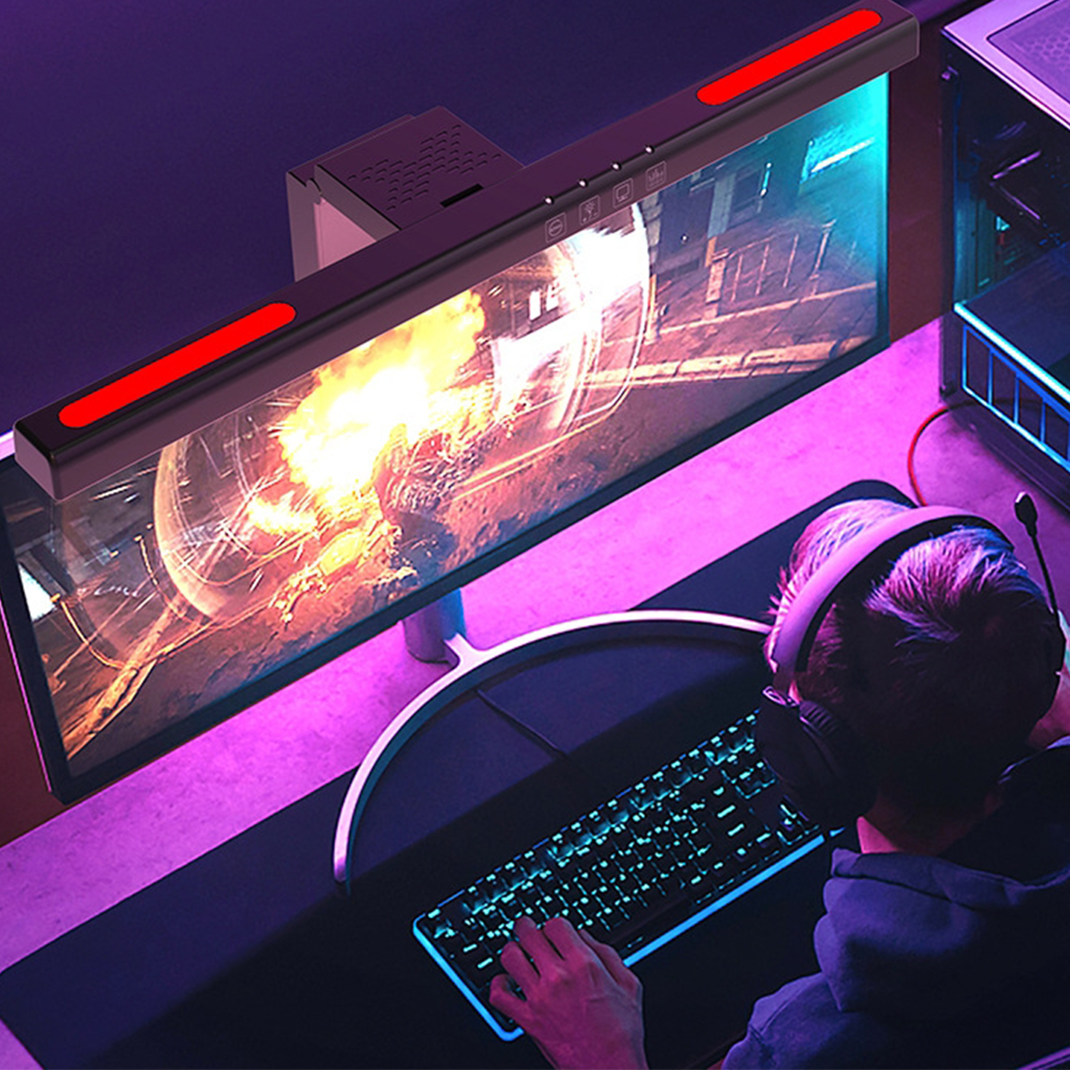 Ein Gamer mit Kopfhörern vor Monitor und Tastatur. Der Bildschirm zeigt ein Spiel.