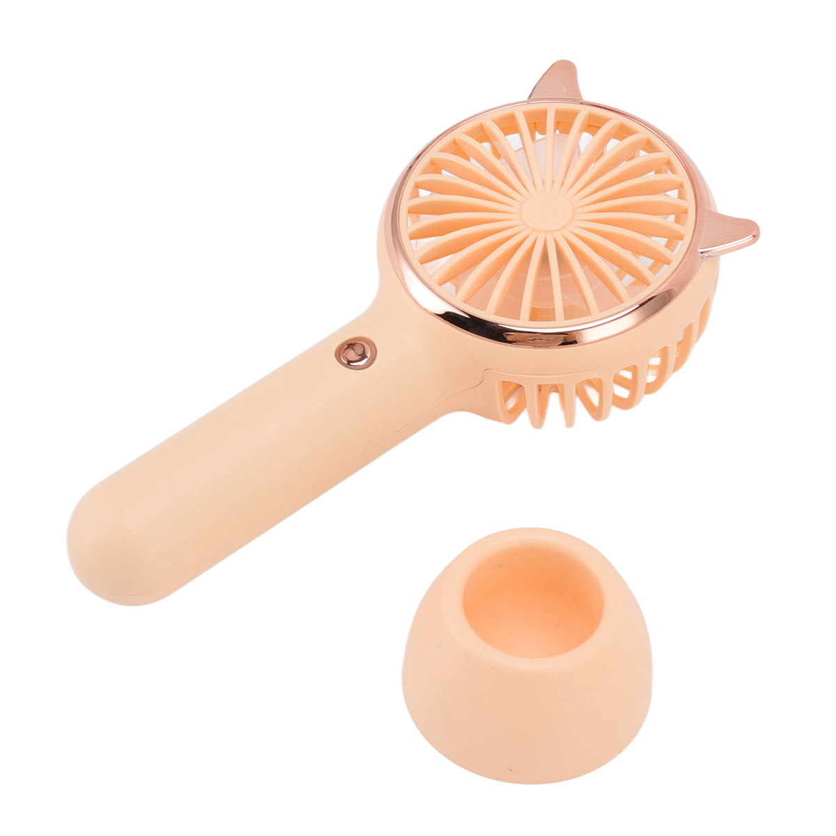 Ein kleiner, pfirsichfarbener tragbarer Ventilator mit Ständer vor weißem Hintergrund.