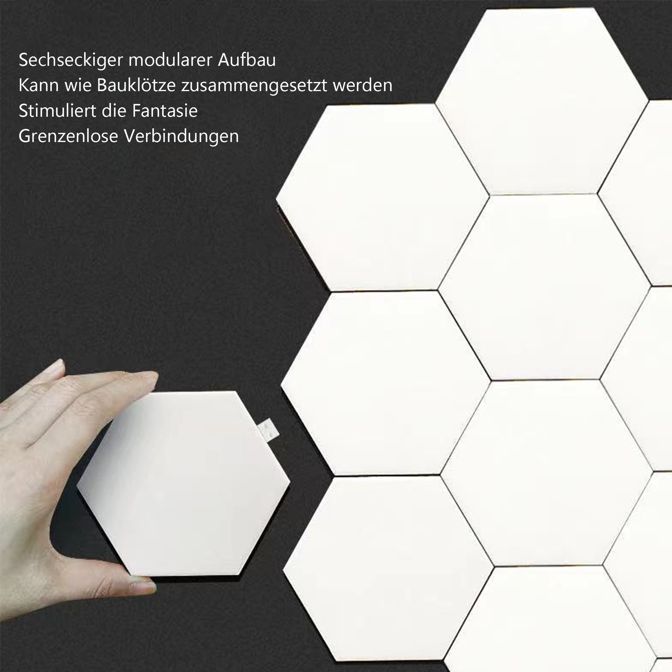 Eine Hand, die eine weiße sechseckige Fliese auf andere Fliesen legt.
