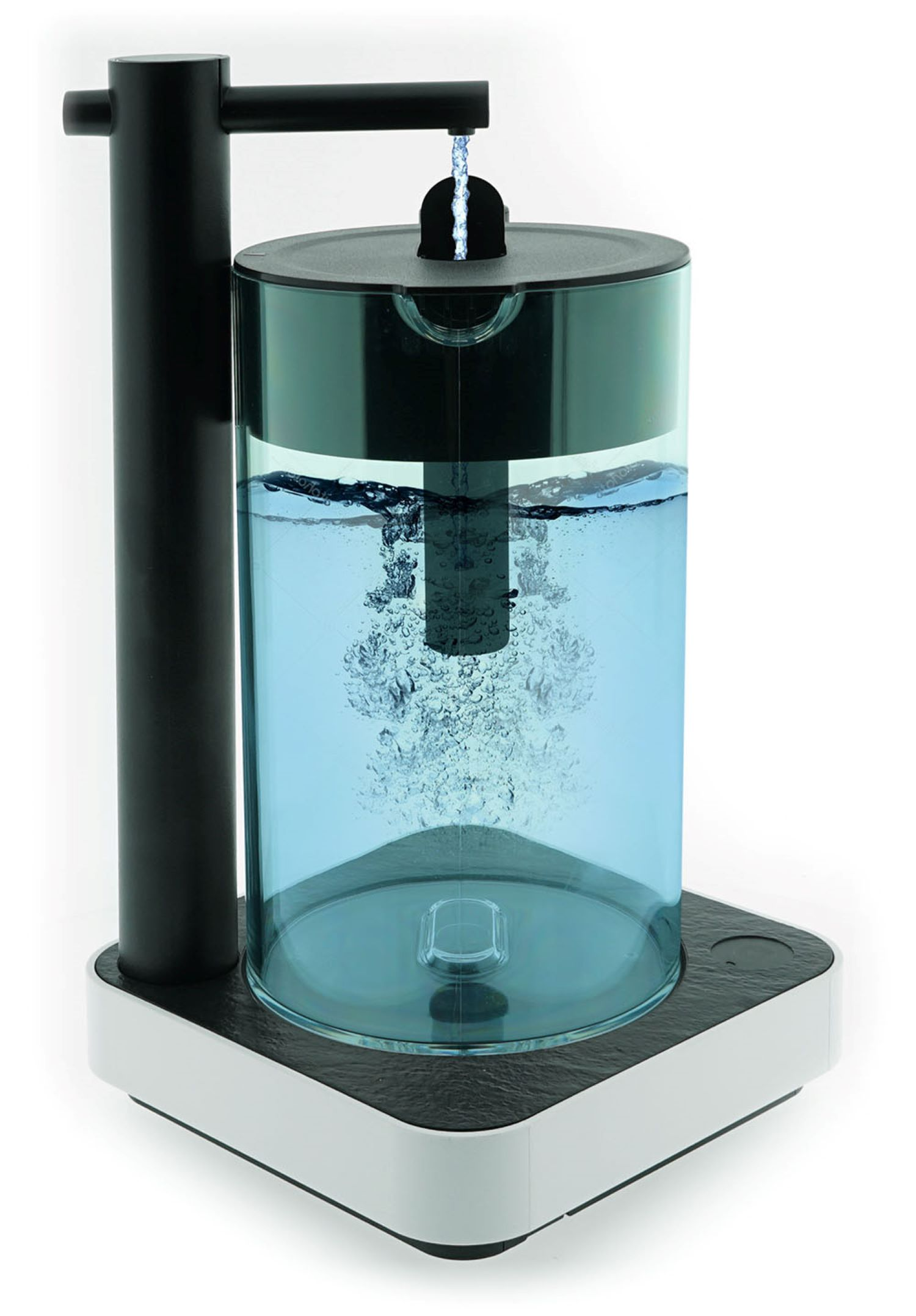 Ein klarer Wasserbehälter mit Wasserblasen, der auf einer weiß-schwarzen Basis ruht. Schwarze Stütze.