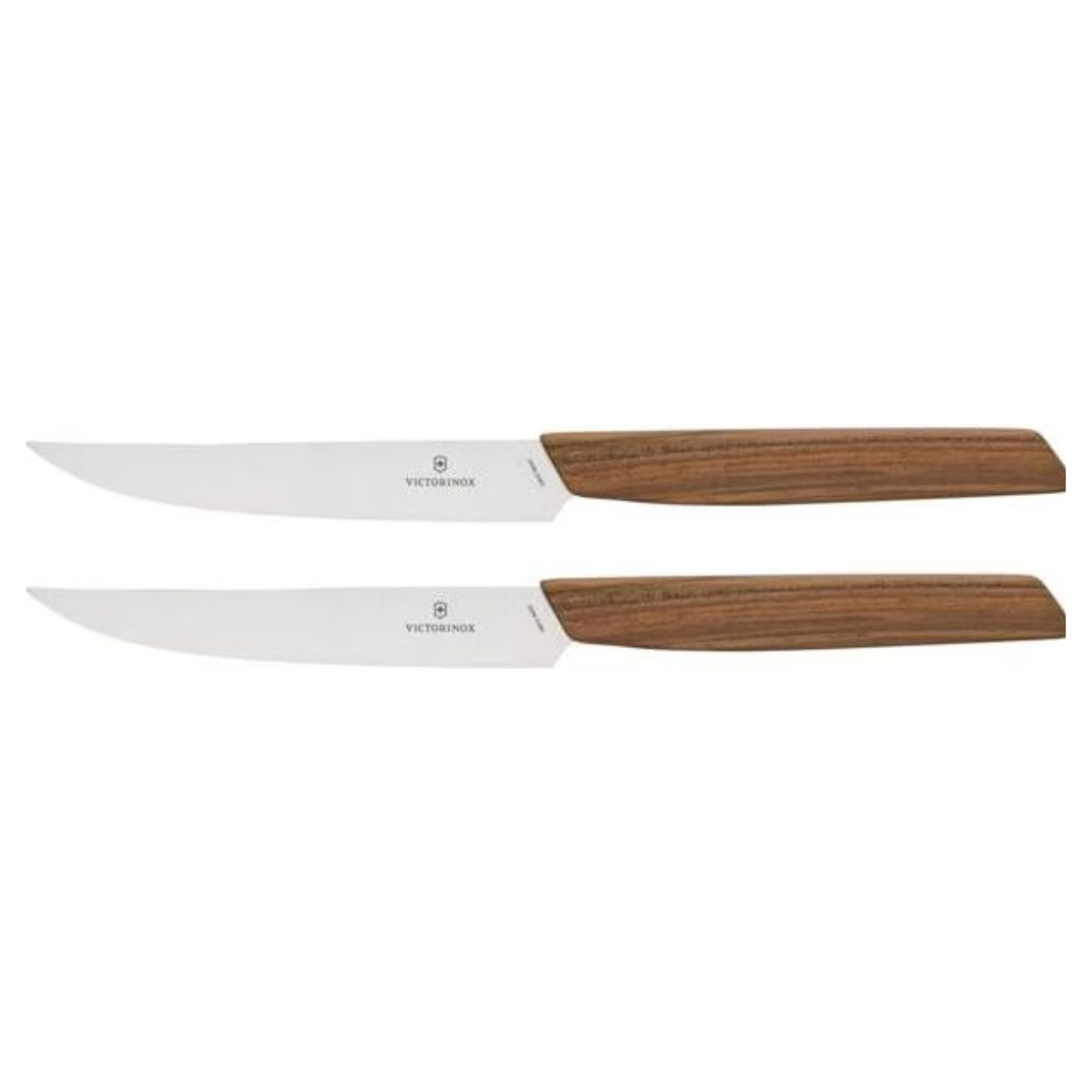 Zwei Steakmesser mit Holzgriffen und silbernen Klingen. Sie liegen auf einer weißen Oberfläche.