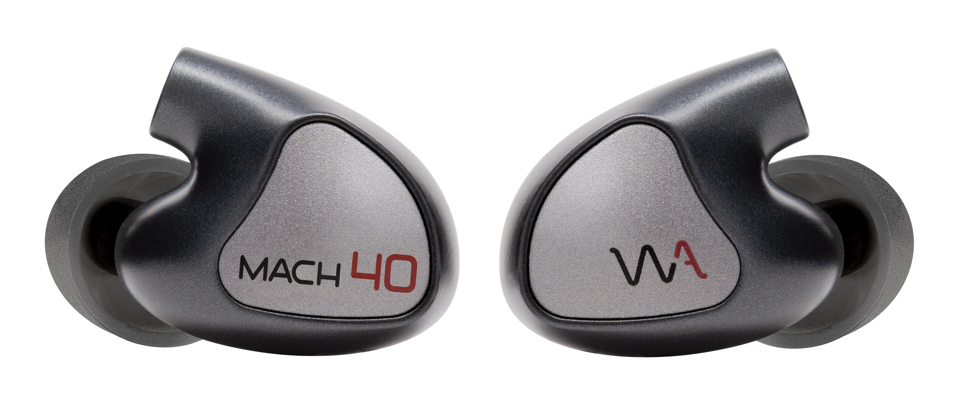 Twee grijze en zwarte oortelefoons met het logo 'MACH 40' en 'WA' erop gedrukt.