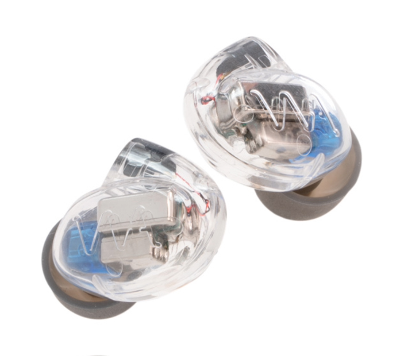 Twee doorzichtige in-ear monitors. De interne componenten zijn zichtbaar.