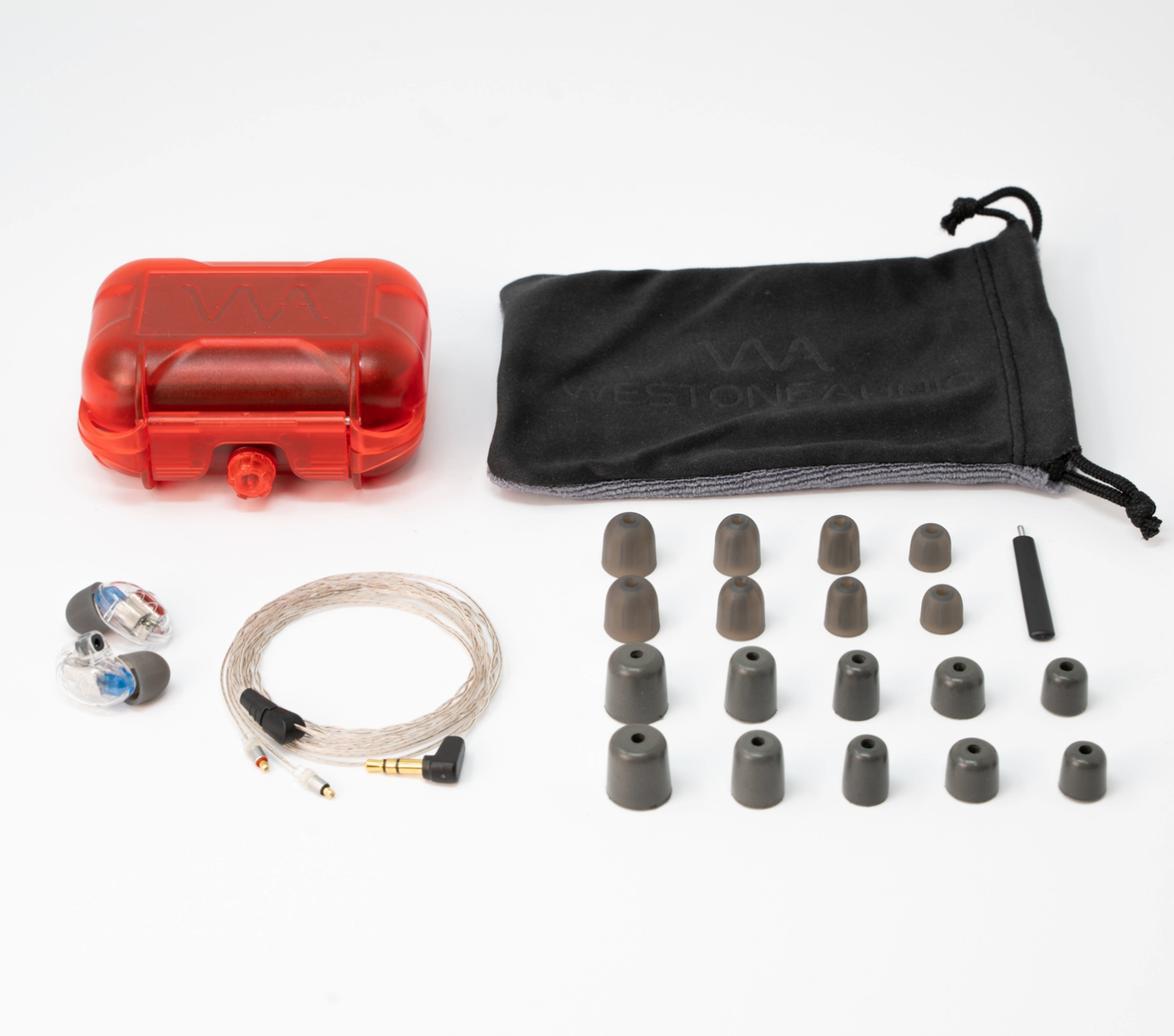 Oordopjes, etui, oortips en accessoires op wit. De etui is rood, de oordopjes zwart en zilver.