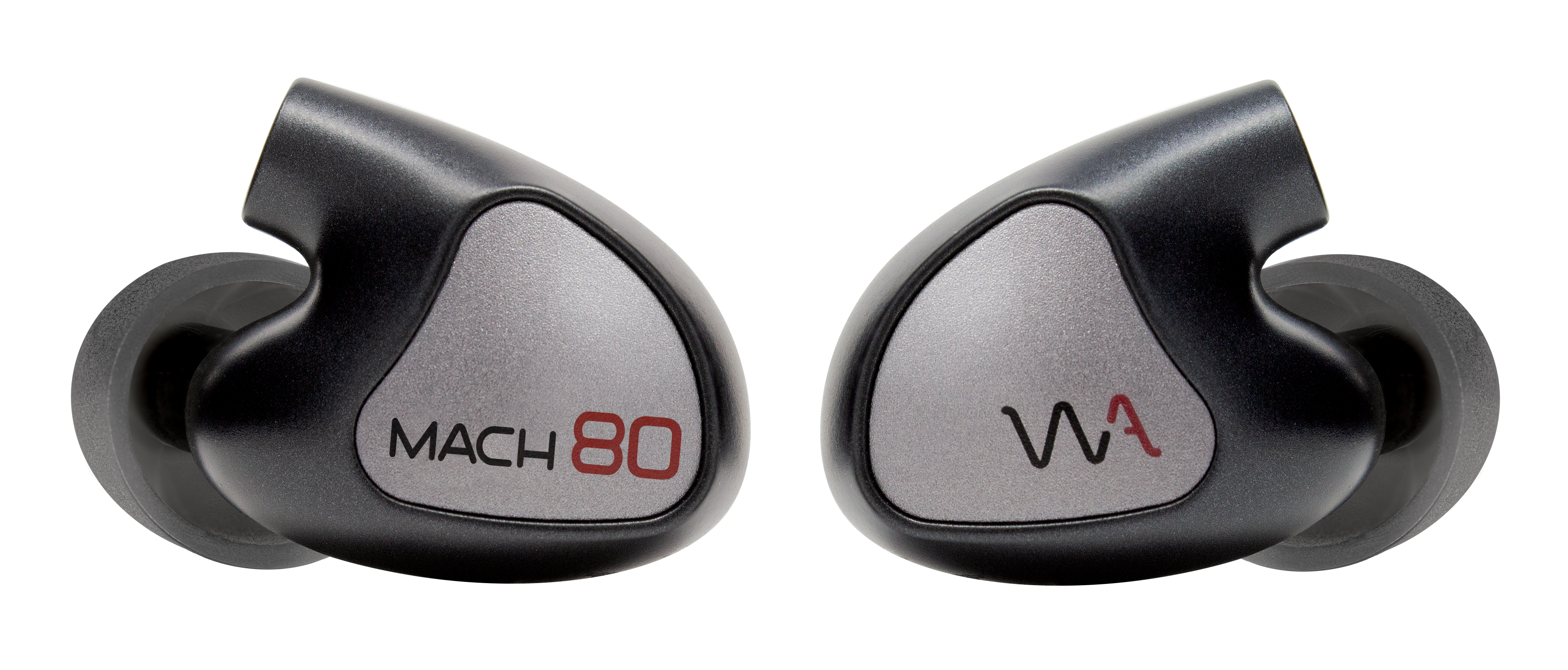 Twee oortelefoons, grijs en zwart. 'MACH 80' tekst in rood. Witte achtergrond.