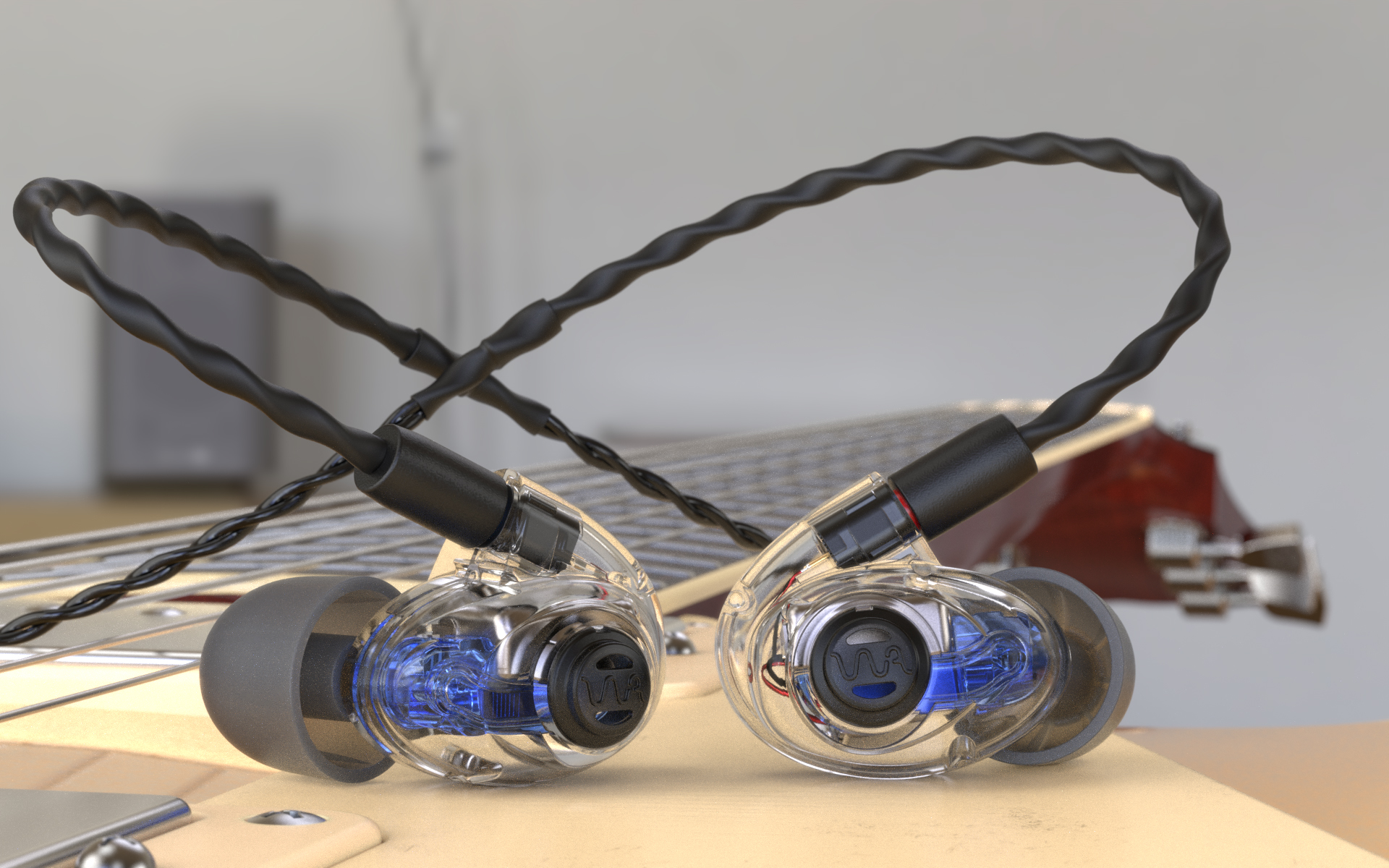 Zwei transparente In-Ear-Kopfhörer mit schwarzen Kabeln, die auf einer Gitarre liegen.