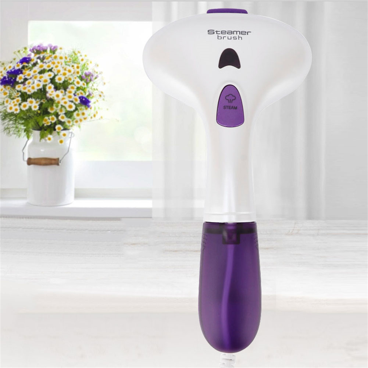 Weißer und lila Handdampfer für Kleidung. Vase mit Blumen im Hintergrund.