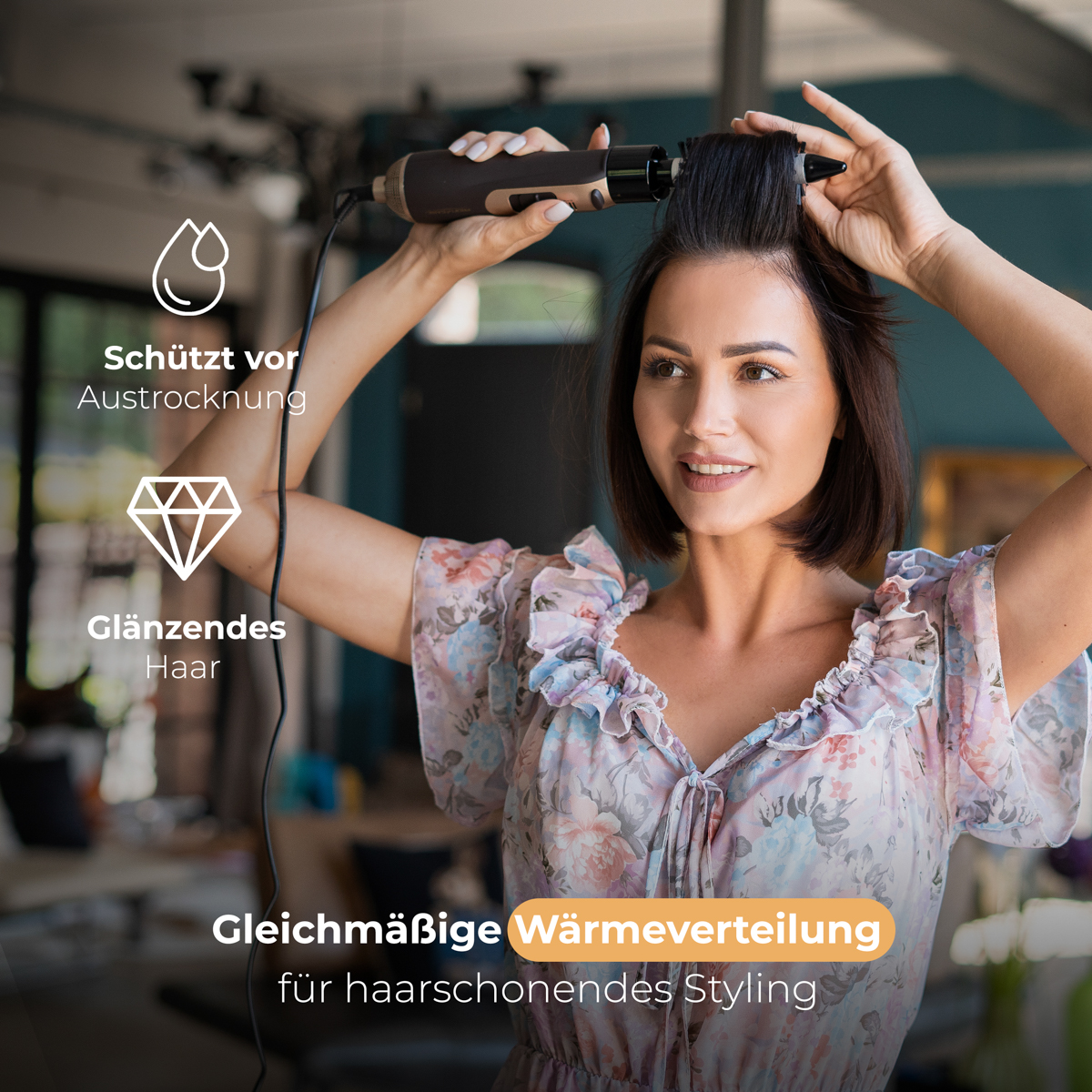 Kobieta stylizująca włosy lokówką, promując lśniące włosy.