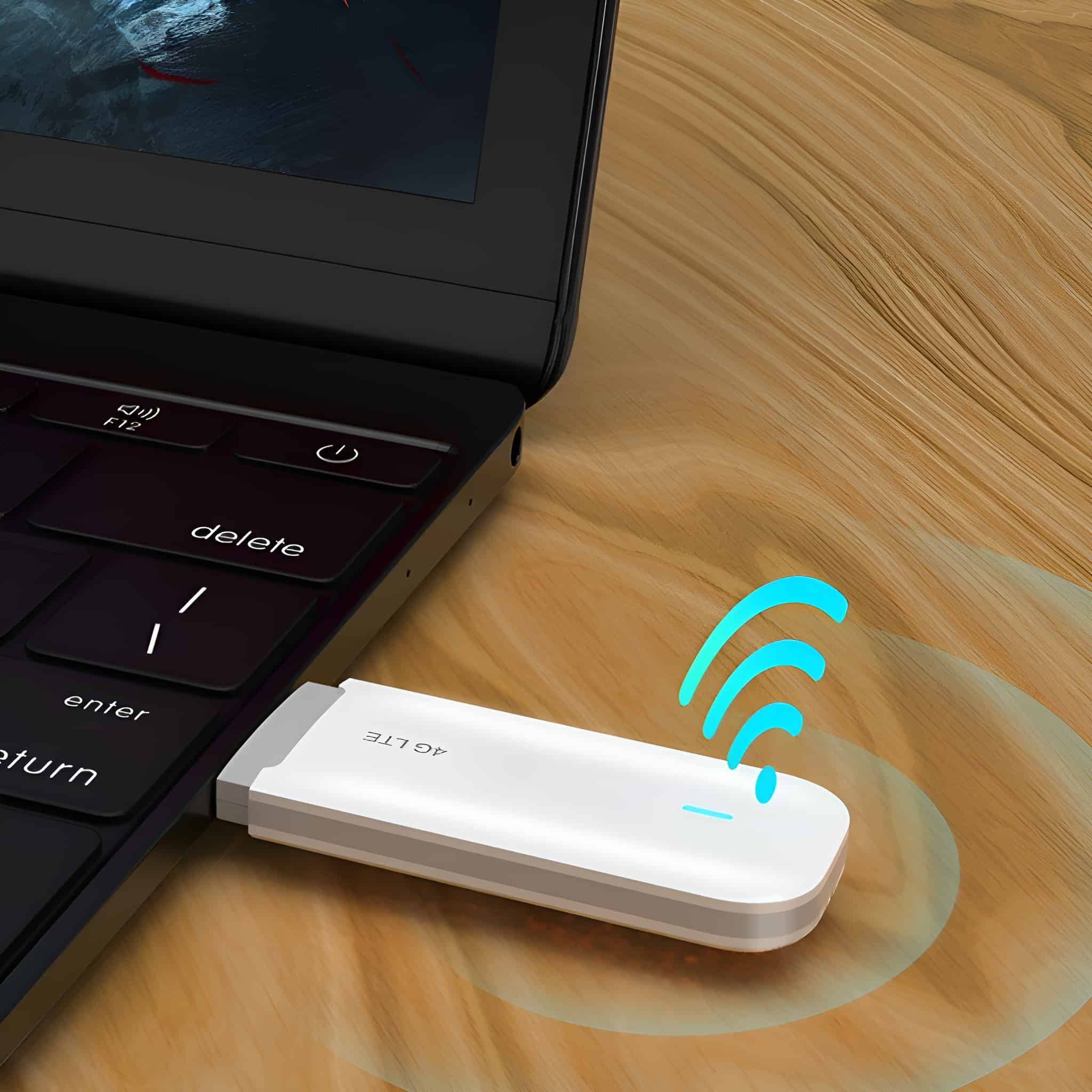 Ein weißes 4G LTE Modem ist in einen Laptop eingesteckt, blaue WLAN-Symbole daneben.