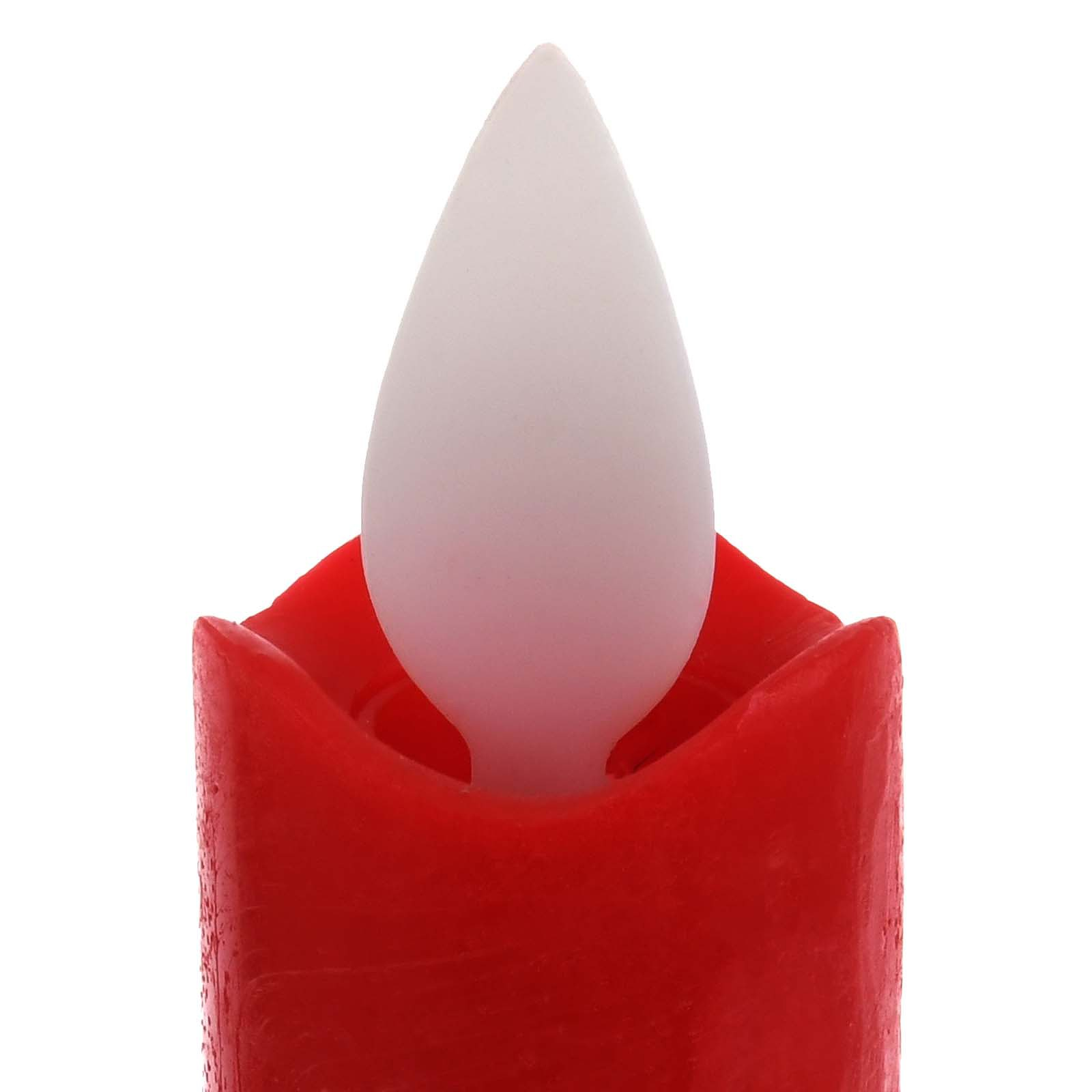 Nahaufnahme einer roten Kerze mit weißer Flamme. Die Kerze steht vor weißem Hintergrund.