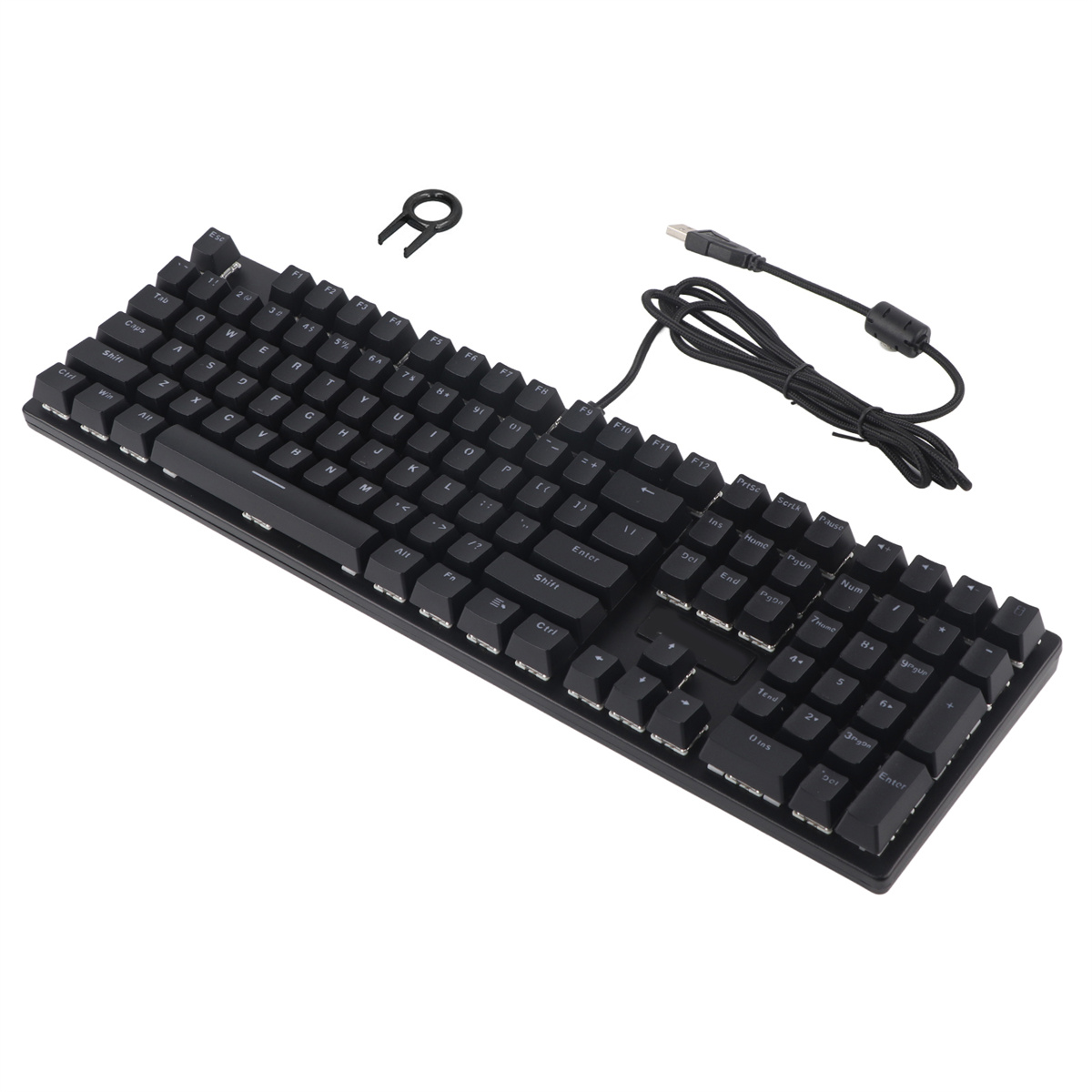 Eine schwarze mechanische Tastatur mit Keycap-Abzieher und einem USB-Kabel auf weißer Oberfläche.