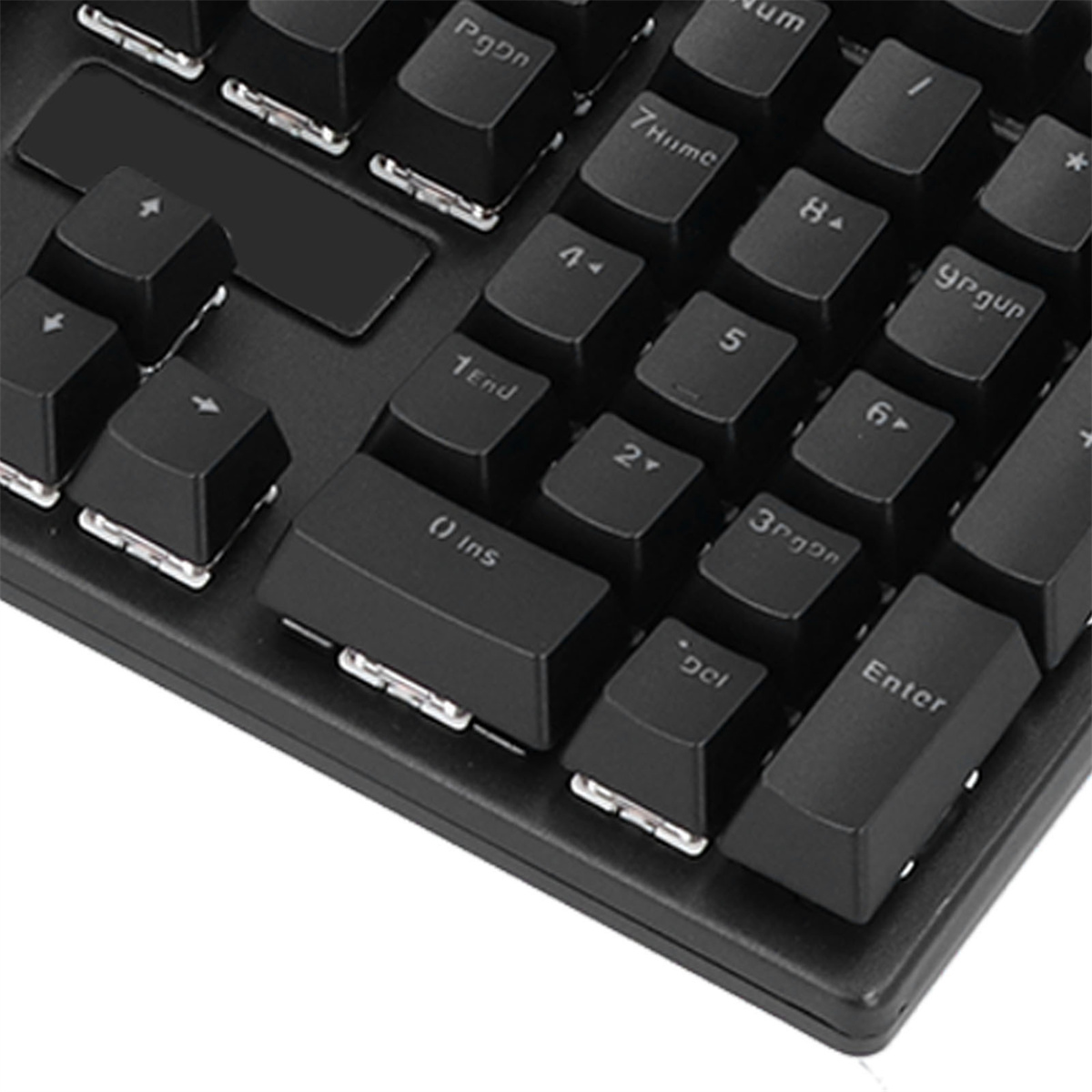 Nahaufnahme einer schwarzen Tastatur mit beschrifteten Tasten und einer prominenten Eingabetaste.