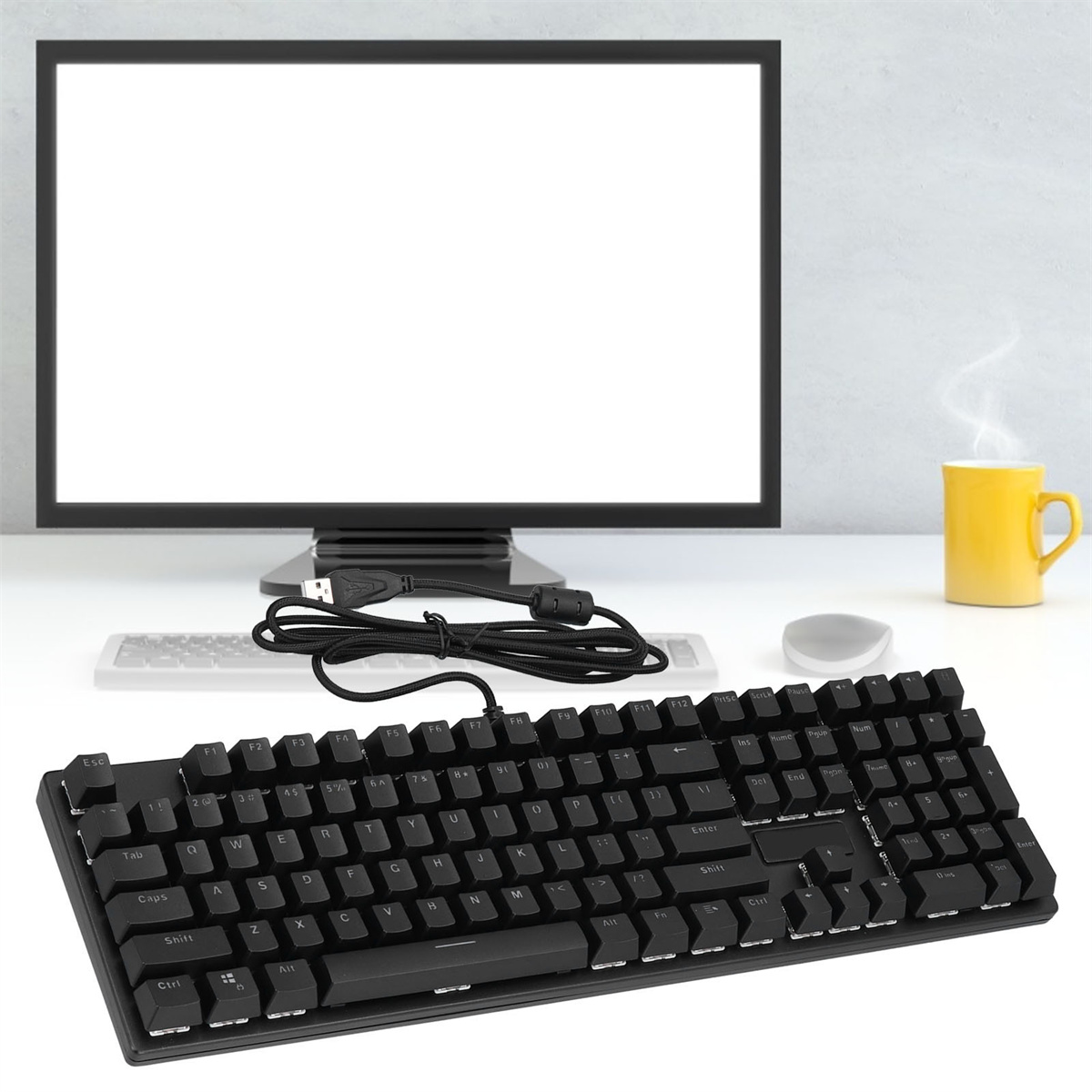Schwarze Tastatur auf Tisch mit Monitor und Tasse. Weißer Hintergrund.